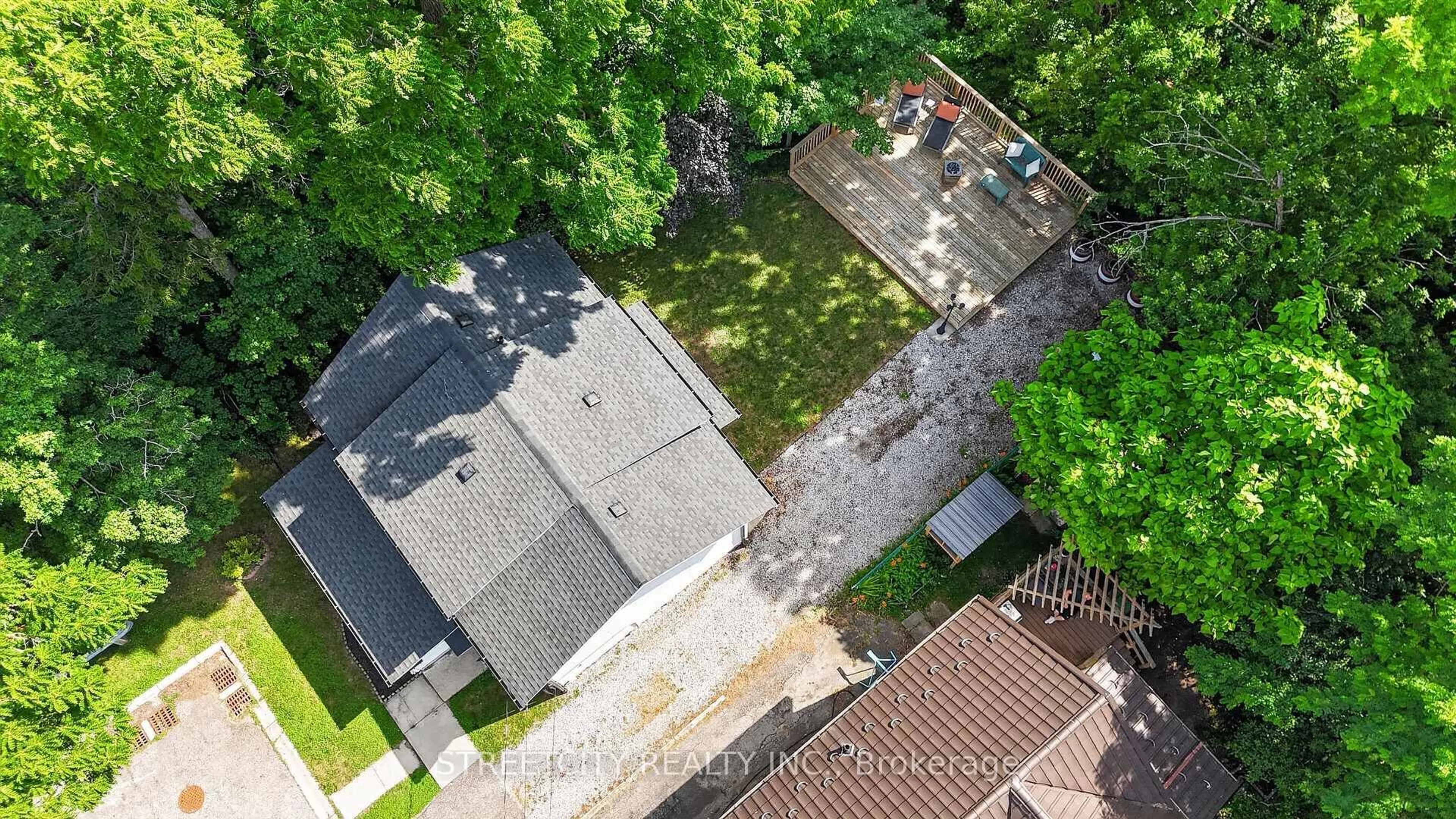 A pic from outside/outdoor area/front of a property/back of a property/a pic from drone, street for 77 Pearl St, St. Thomas Ontario N5P 2P6