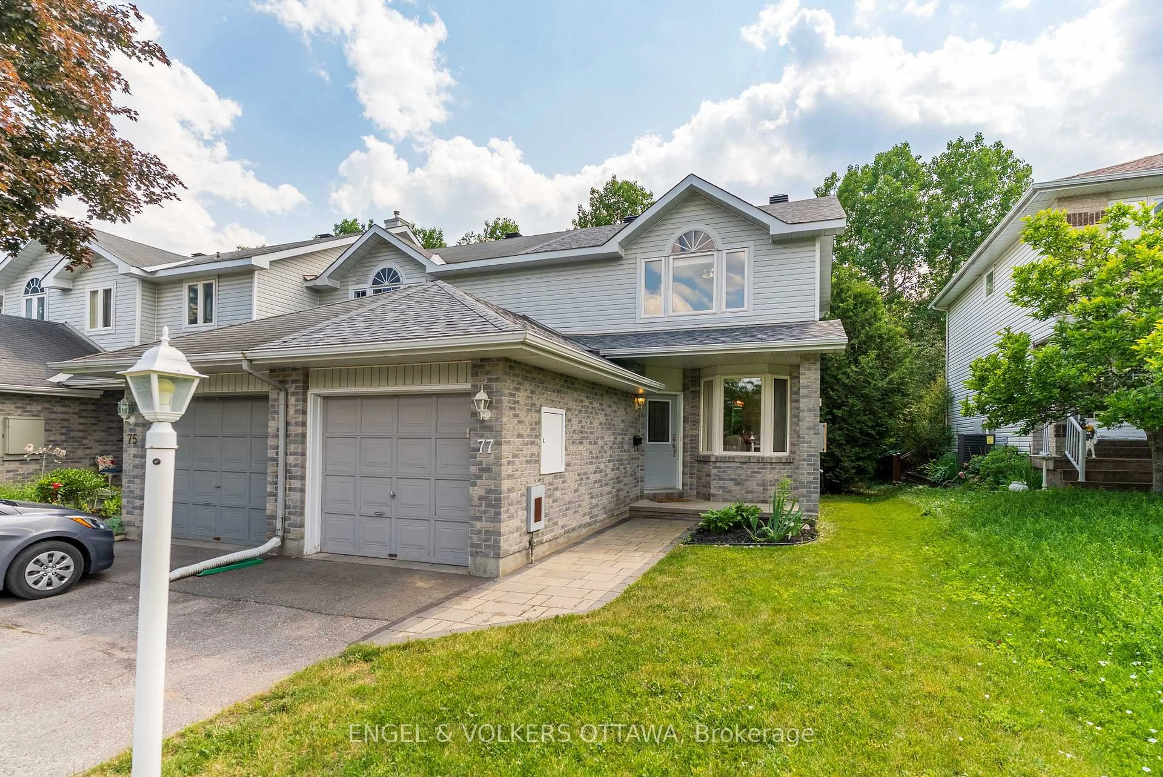 A pic from outside/outdoor area/front of a property/back of a property/a pic from drone, street for 77 Whalings Circ, Stittsville Ontario K2S 1S4