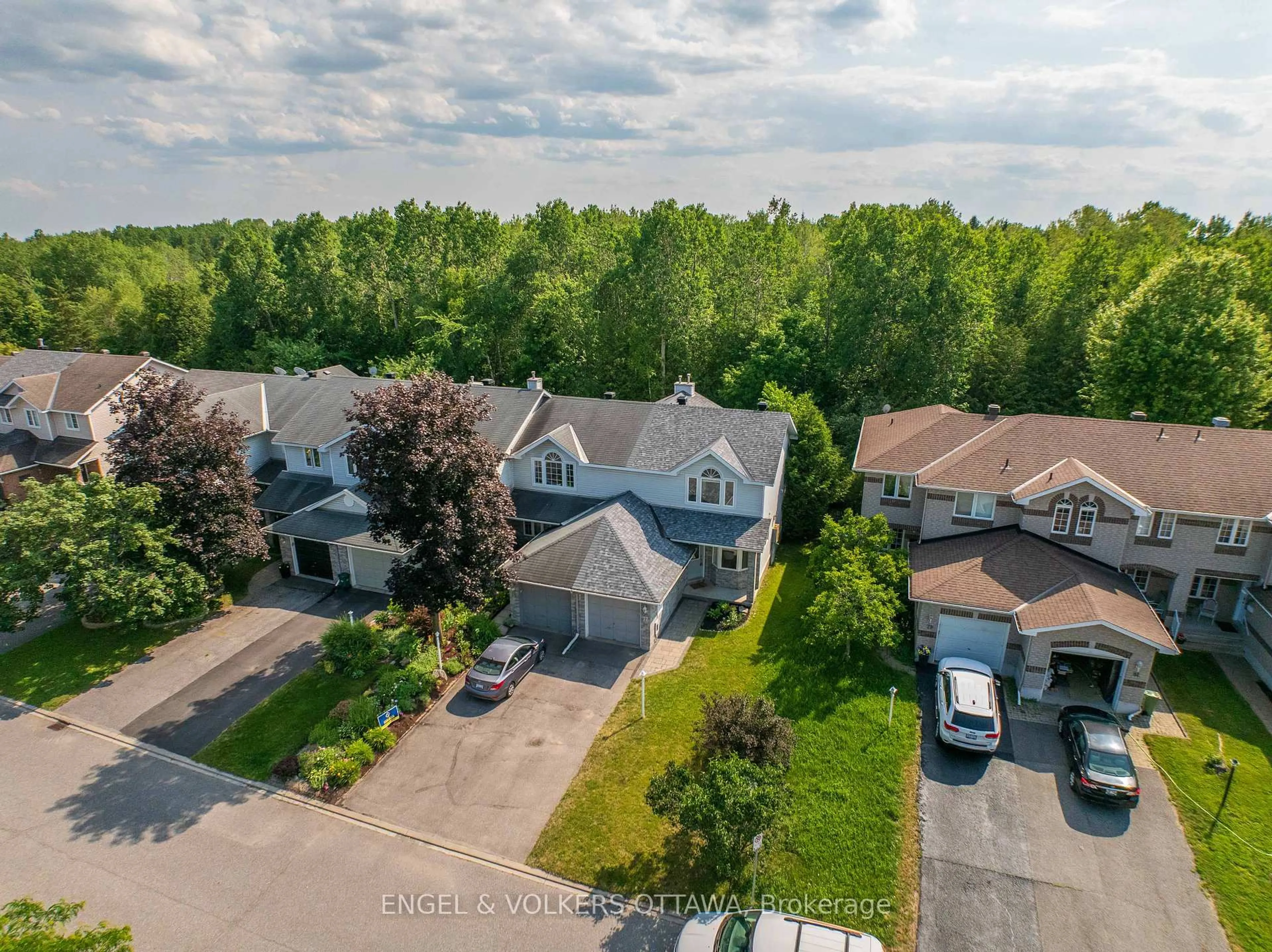 A pic from outside/outdoor area/front of a property/back of a property/a pic from drone, street for 77 Whalings Circ, Stittsville Ontario K2S 1S4