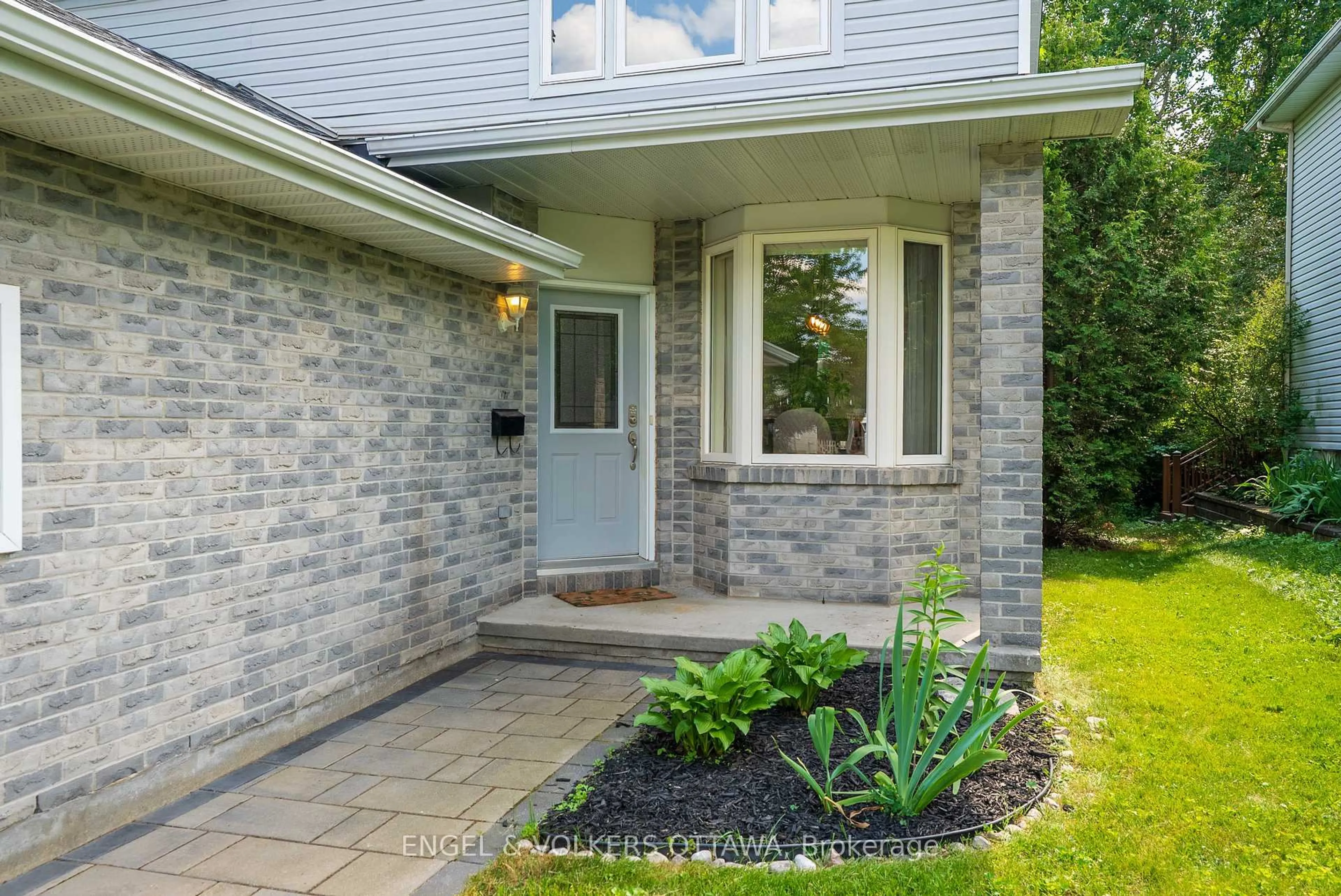 Home with brick exterior material, street for 77 Whalings Circ, Stittsville Ontario K2S 1S4