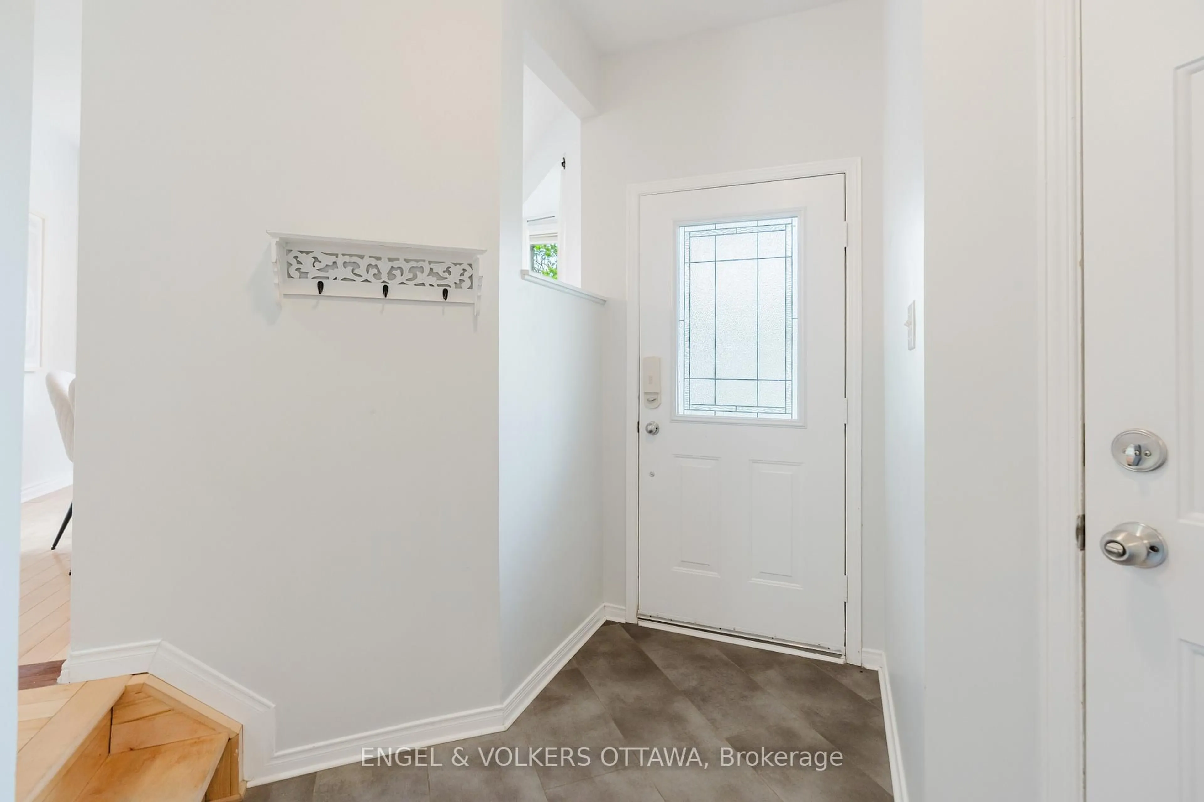 Indoor entryway for 77 Whalings Circ, Stittsville Ontario K2S 1S4
