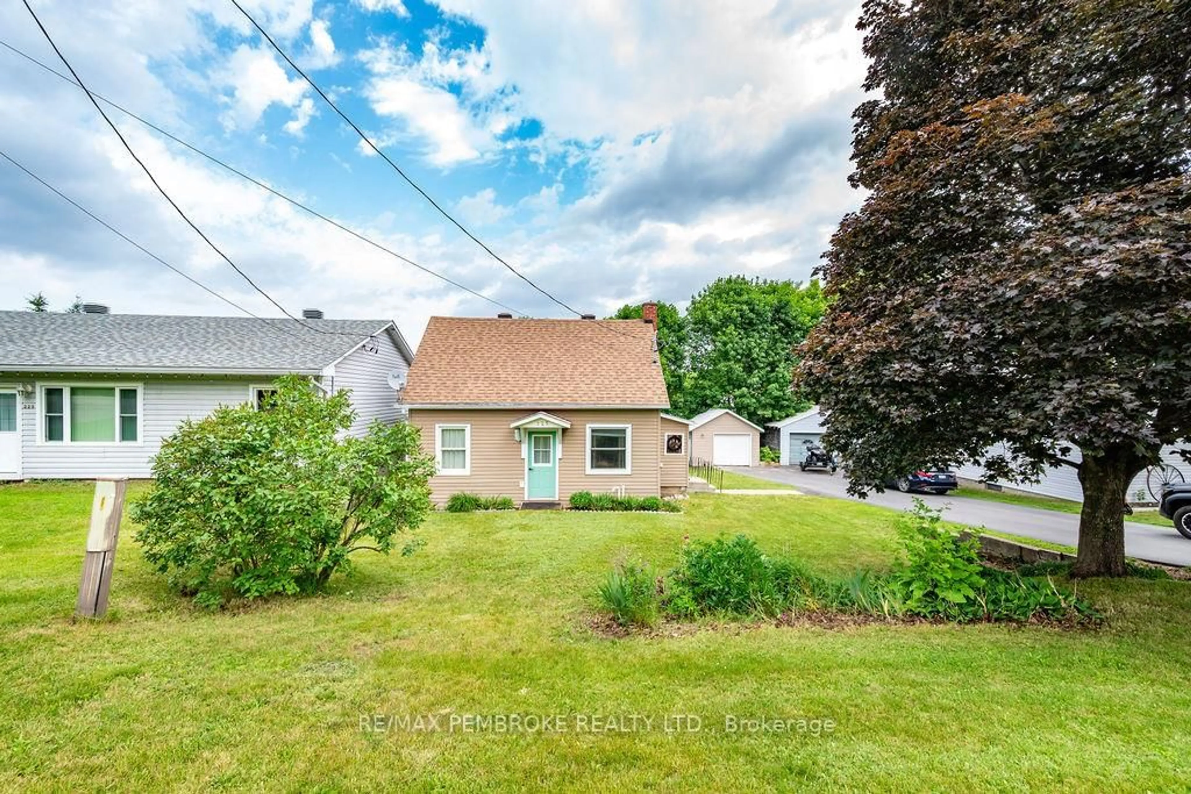 A pic from outside/outdoor area/front of a property/back of a property/a pic from drone, street for 225 Wellington St, Eganville Ontario K0J 1T0