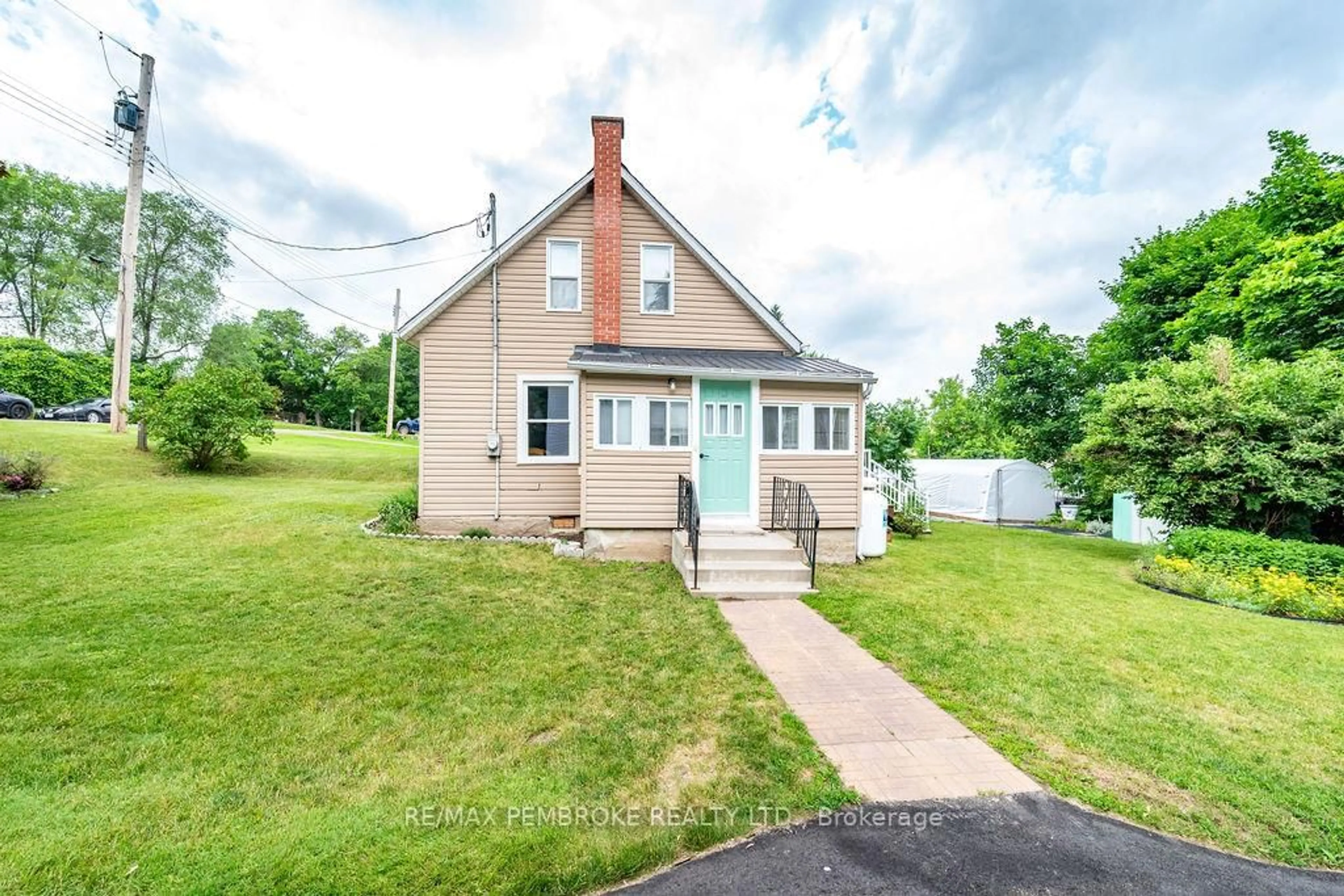 A pic from outside/outdoor area/front of a property/back of a property/a pic from drone, street for 225 Wellington St, Eganville Ontario K0J 1T0