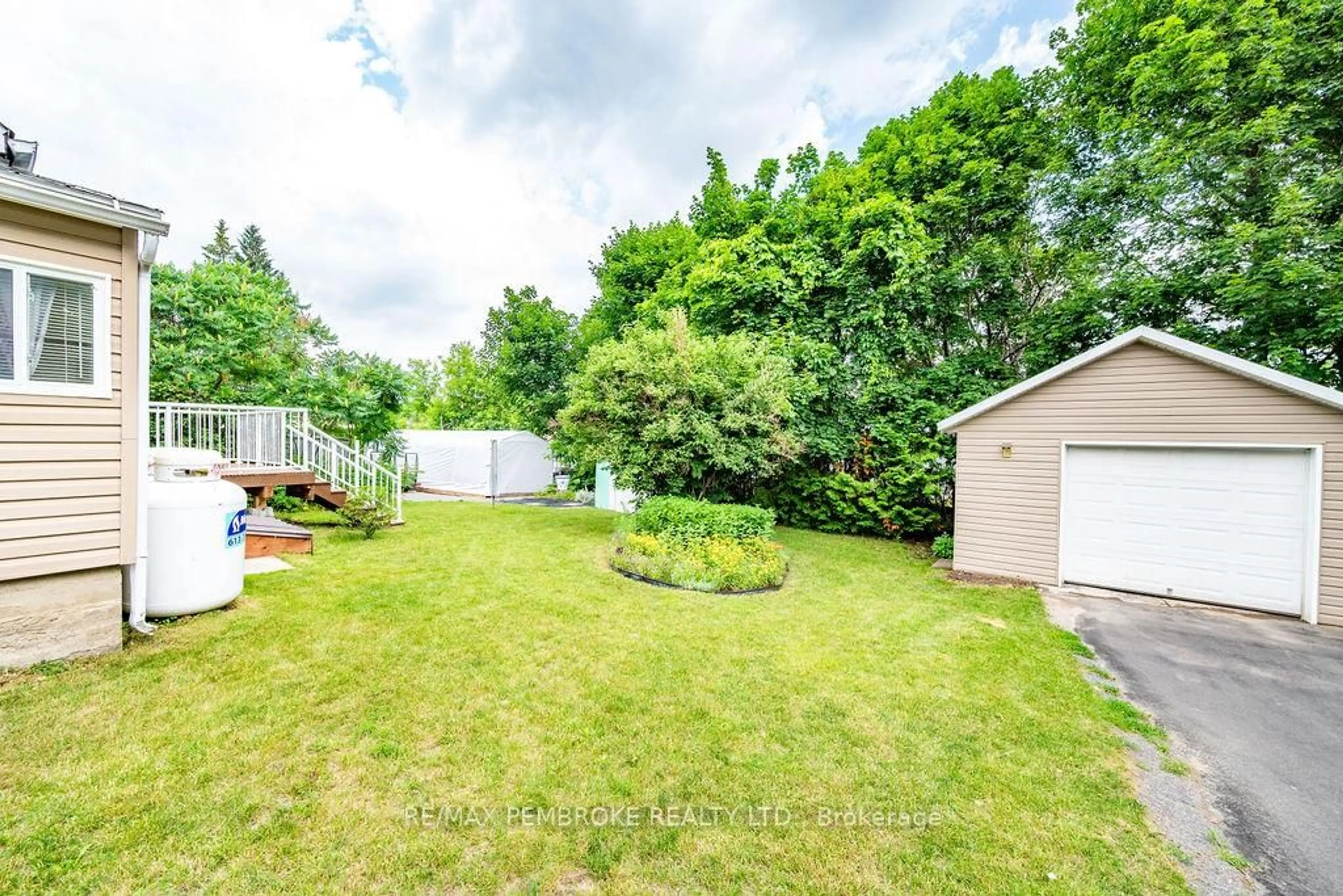 A pic from outside/outdoor area/front of a property/back of a property/a pic from drone, unknown for 225 Wellington St, Eganville Ontario K0J 1T0