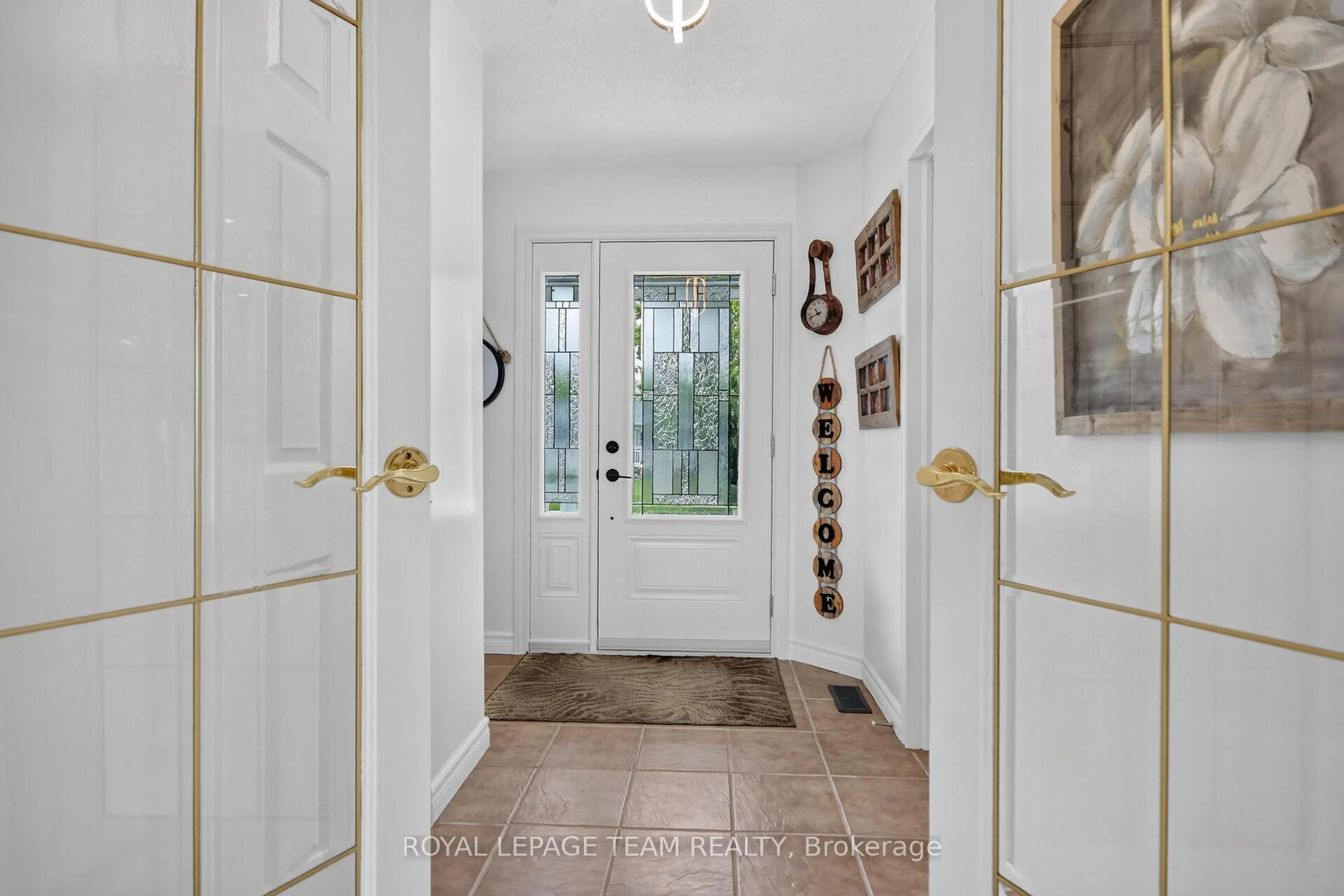 Indoor entryway for 34 Jenna Dr, Braeside Ontario K7S 0E9