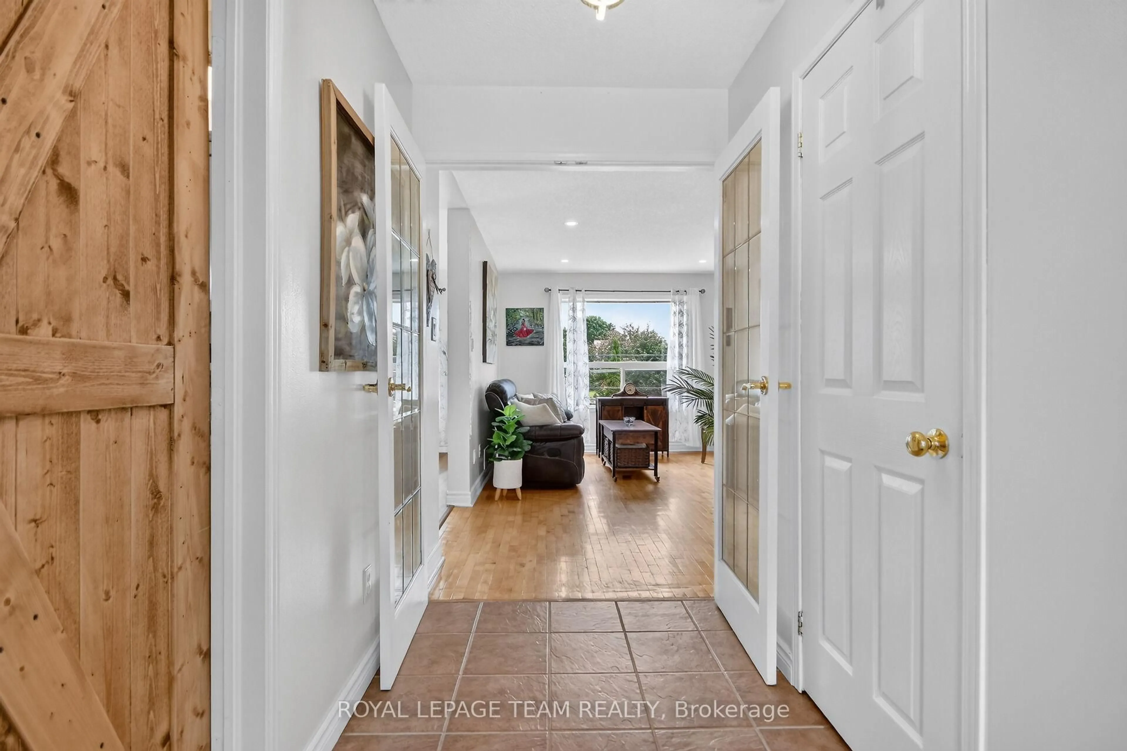 Indoor entryway for 34 Jenna Dr, Braeside Ontario K7S 0E9