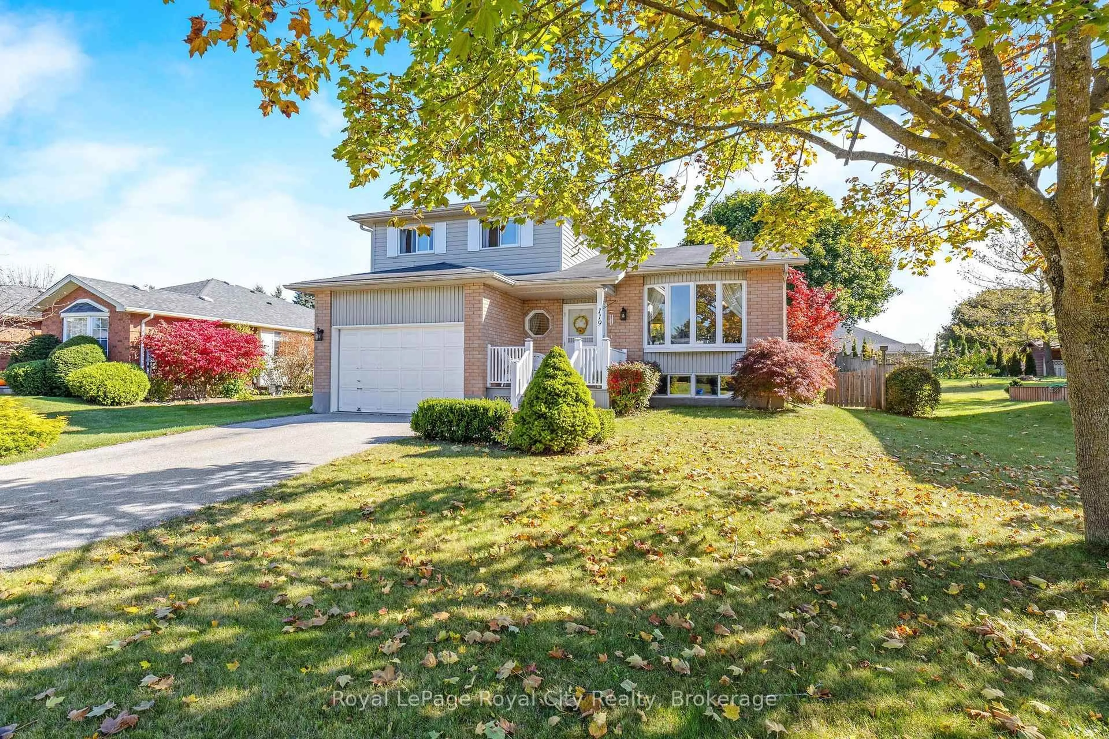 Home with vinyl exterior material, street for 119 Lou's Blvd, Guelph/Eramosa Ontario N0B 2K0