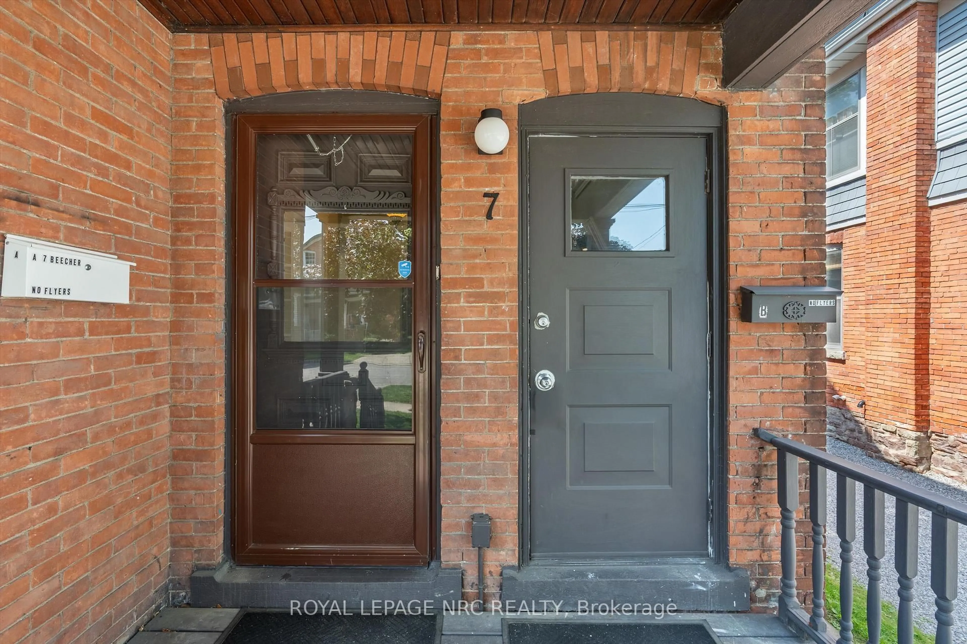 Indoor entryway for 7 Beecher St, St. Catharines Ontario L2R 5S4