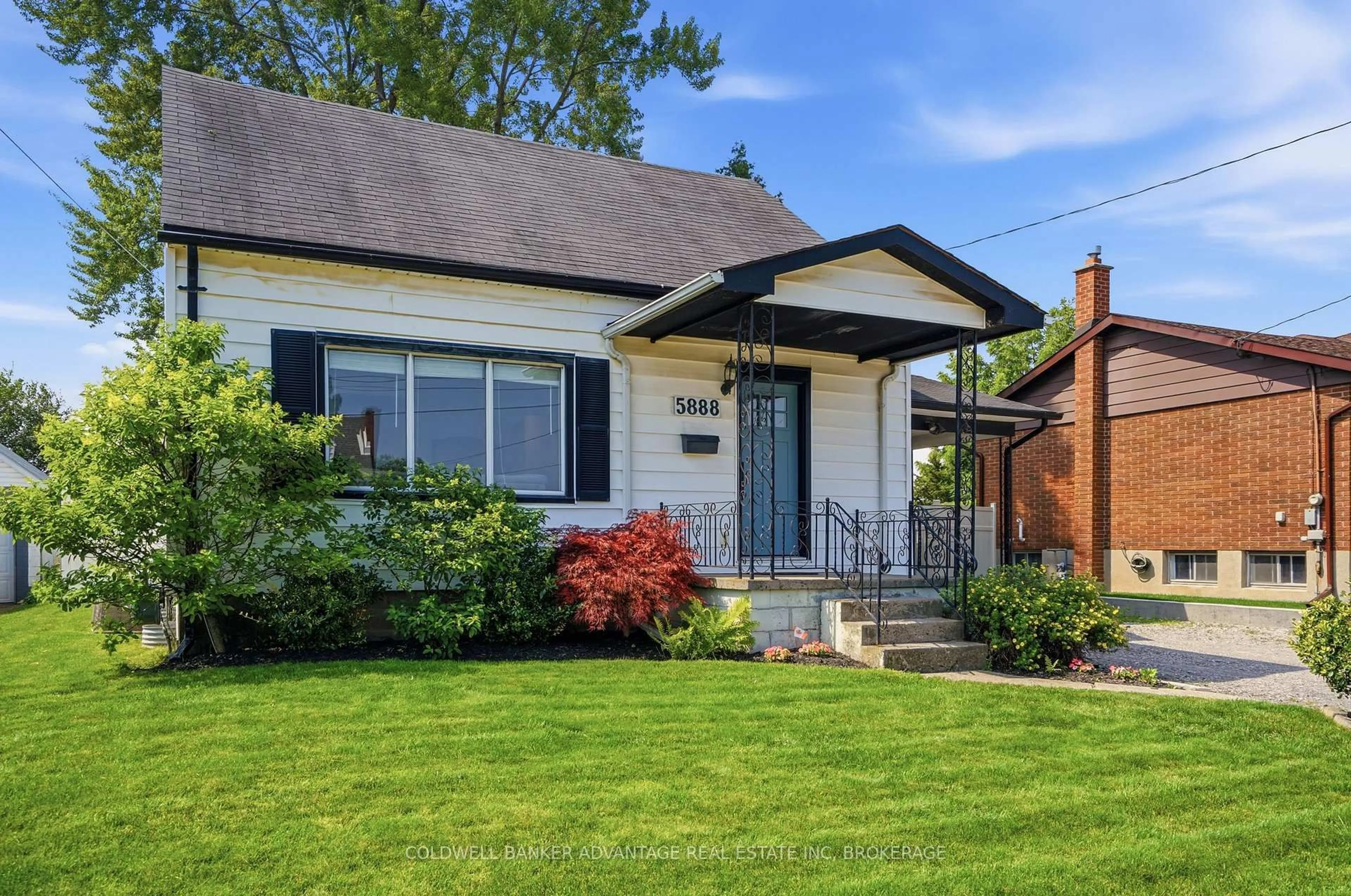 Home with vinyl exterior material, street for 5888 Keith St, Niagara Falls Ontario L2J 1J9