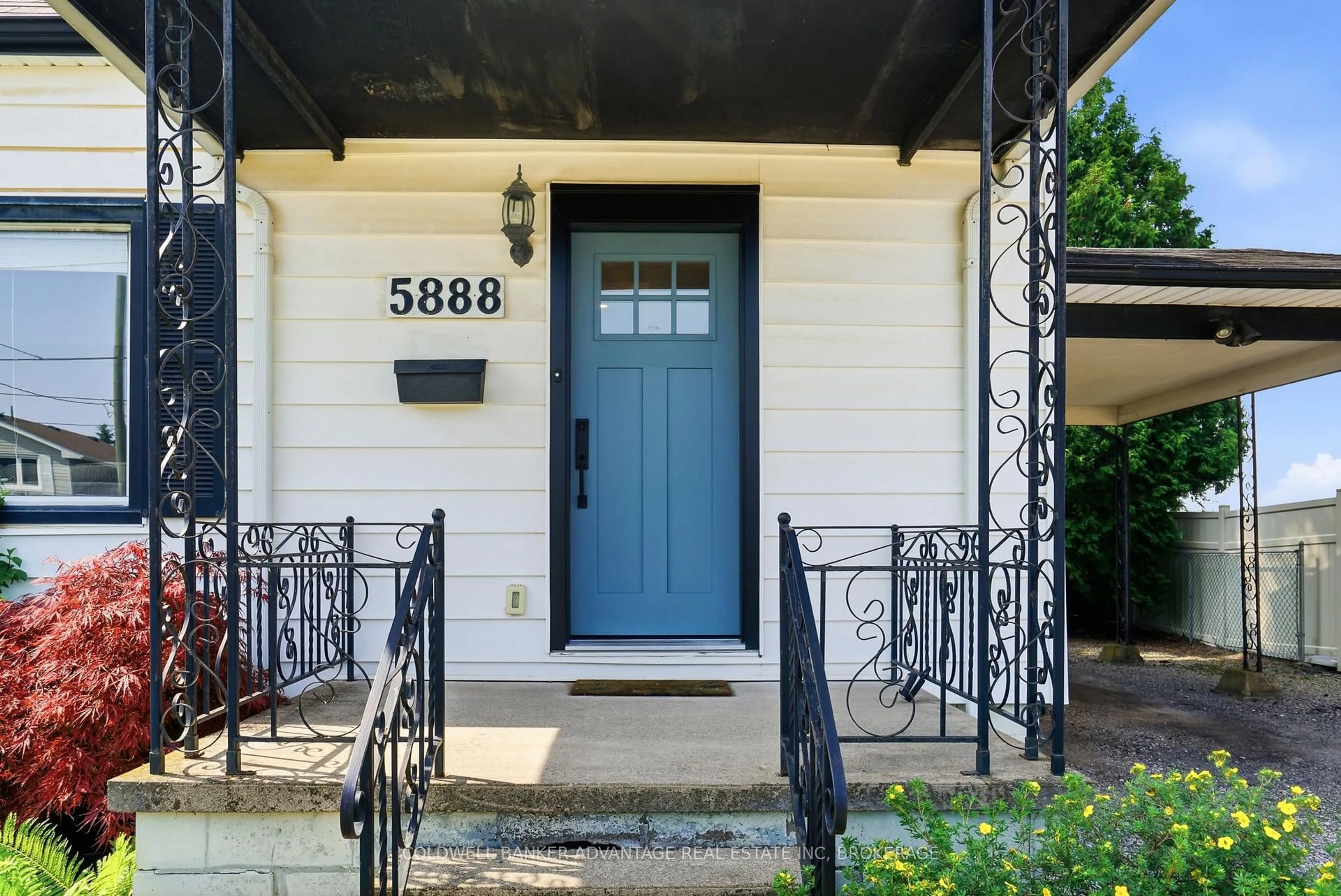 Indoor entryway for 5888 Keith St, Niagara Falls Ontario L2J 1J9