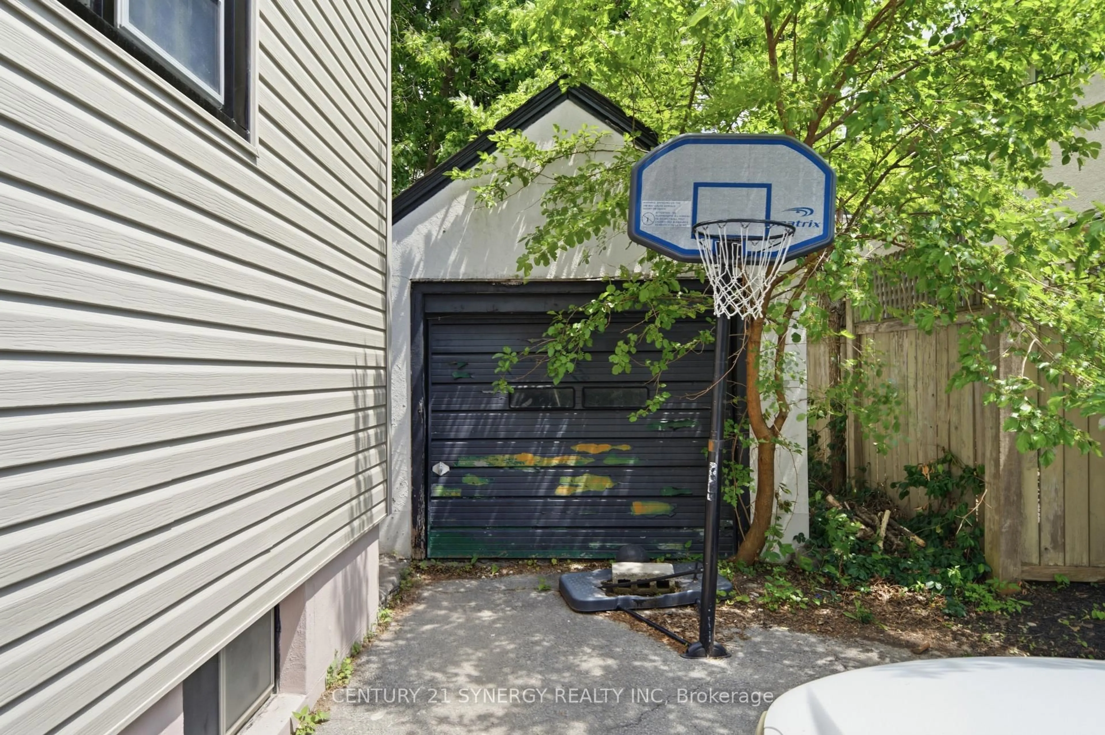 Indoor garage for 207-209 Foster Ave, Belleville Ontario K8N 3R1