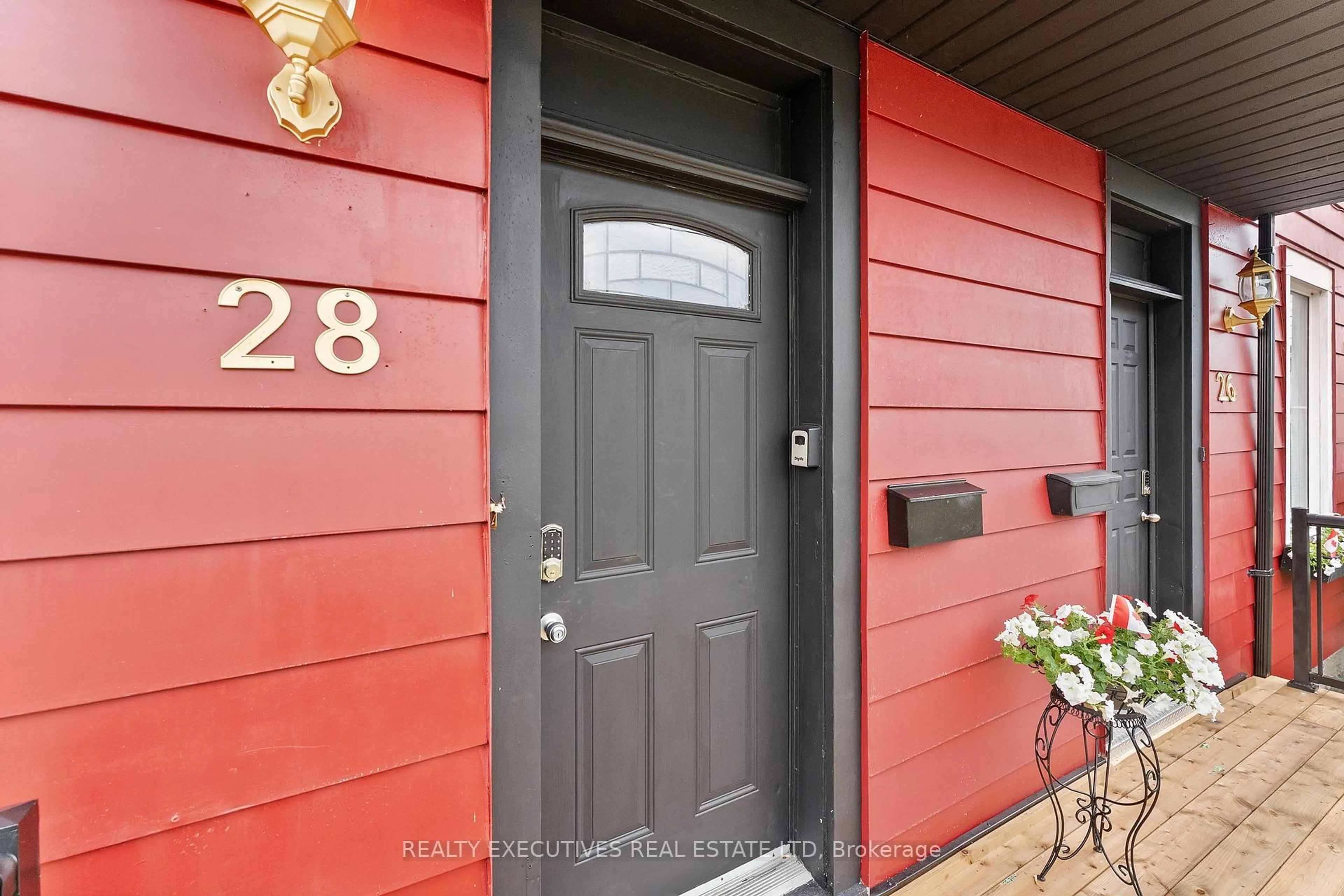 Indoor entryway for 28 5th St, Cornwall Ontario K6H 2L4