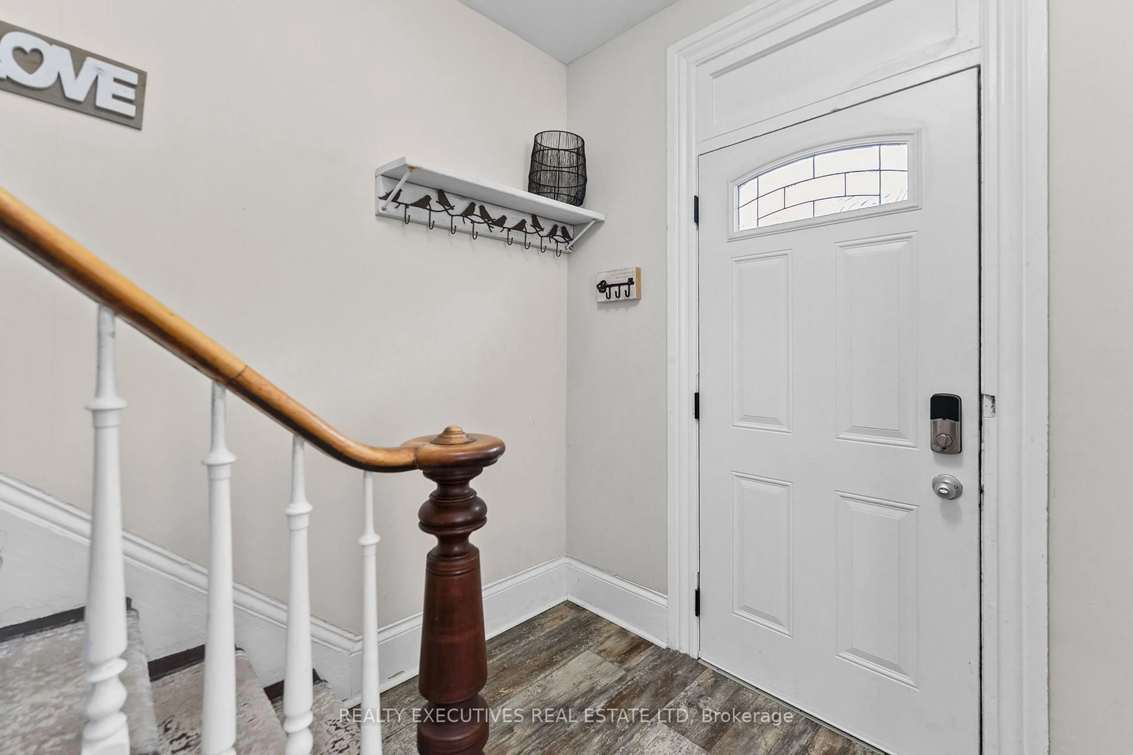 Indoor entryway for 28 5th St, Cornwall Ontario K6H 2L4