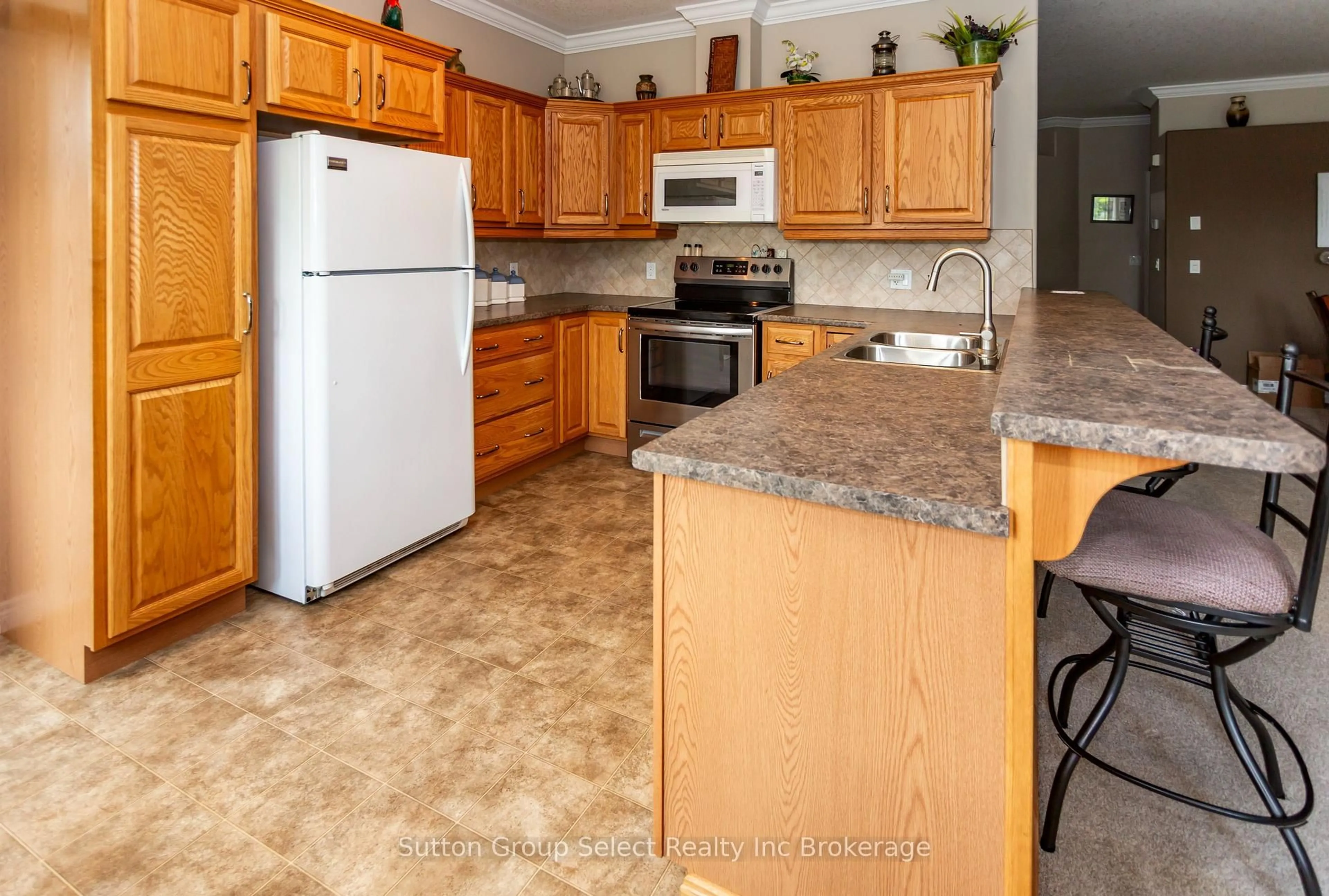 Standard kitchen, ceramic/tile floor for 540 Spitfire St #31, Woodstock Ontario N4T 0C2