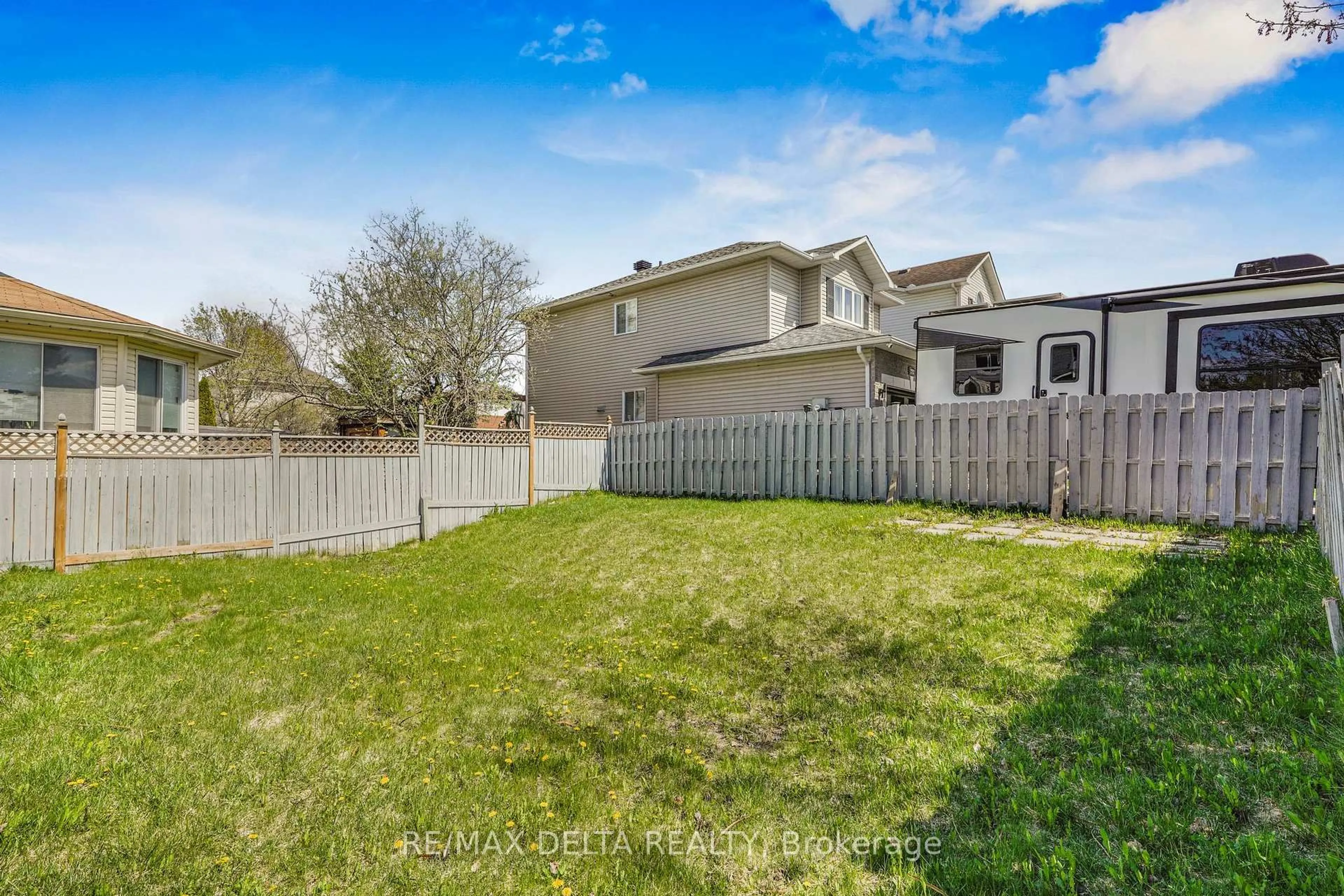 A pic from outside/outdoor area/front of a property/back of a property/a pic from drone, unknown for 2218 Cecile Cres, Clarence-Rockland Ontario K4K 1S4
