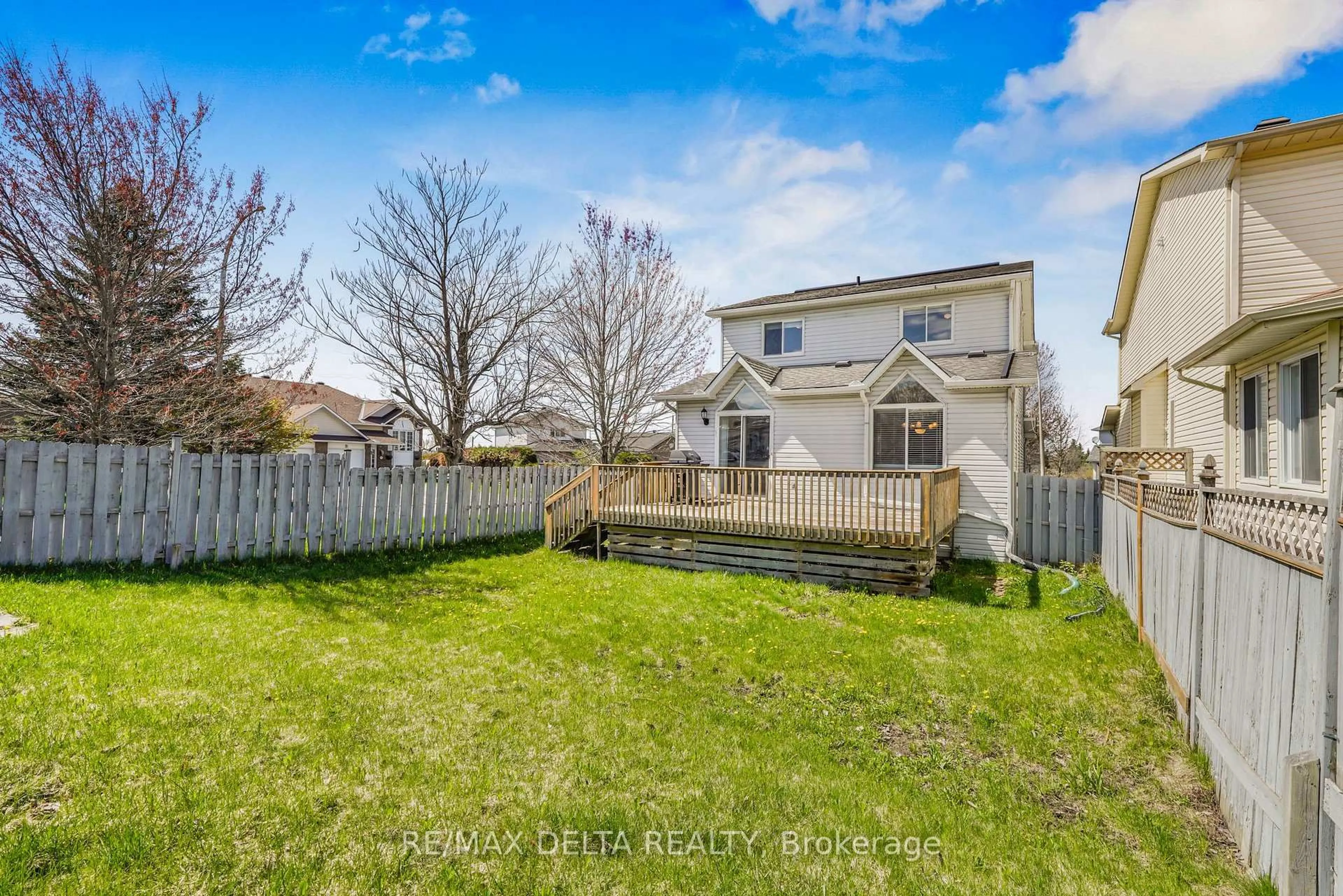 A pic from outside/outdoor area/front of a property/back of a property/a pic from drone, unknown for 2218 Cecile Cres, Clarence-Rockland Ontario K4K 1S4