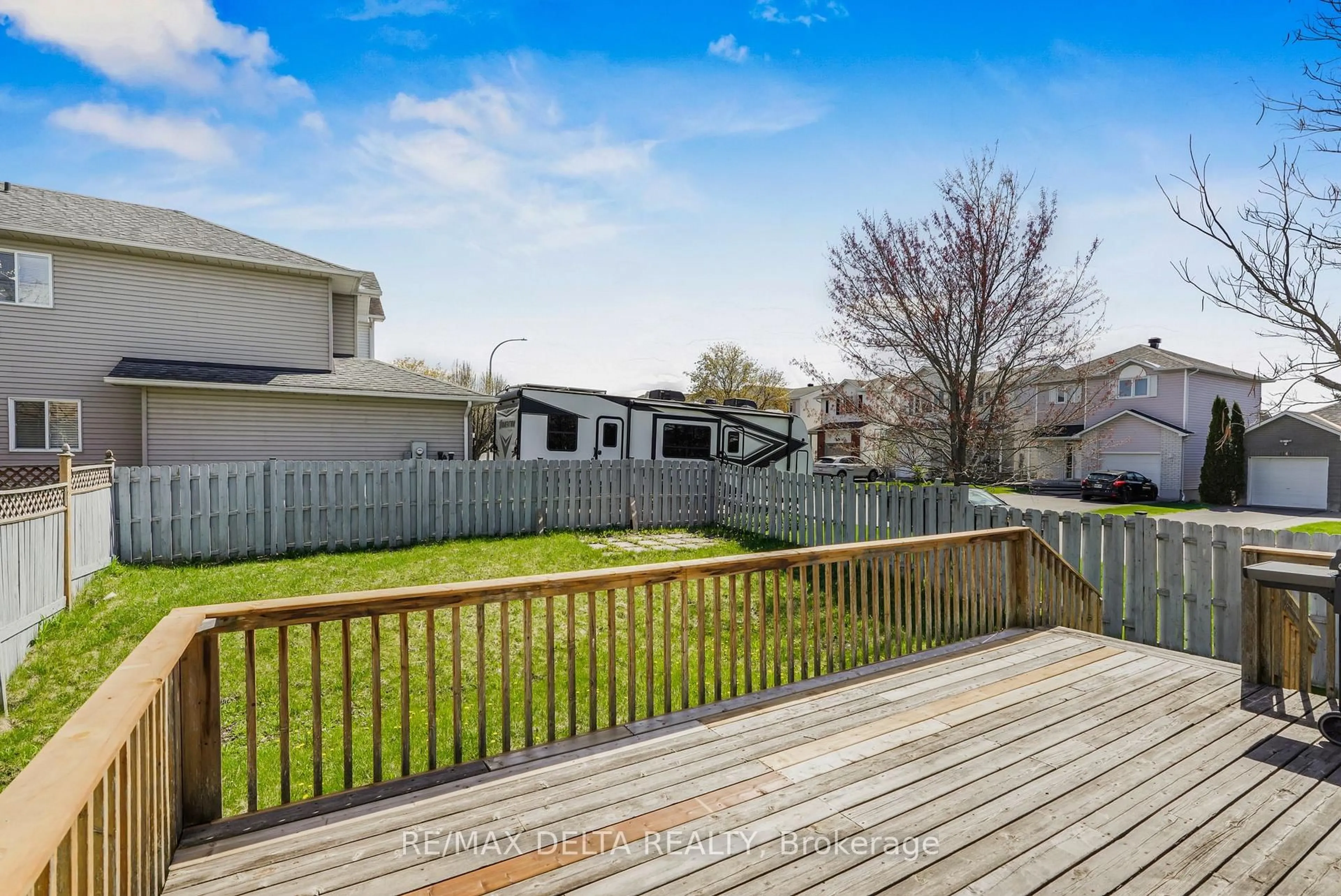 A pic from outside/outdoor area/front of a property/back of a property/a pic from drone, unknown for 2218 Cecile Cres, Clarence-Rockland Ontario K4K 1S4