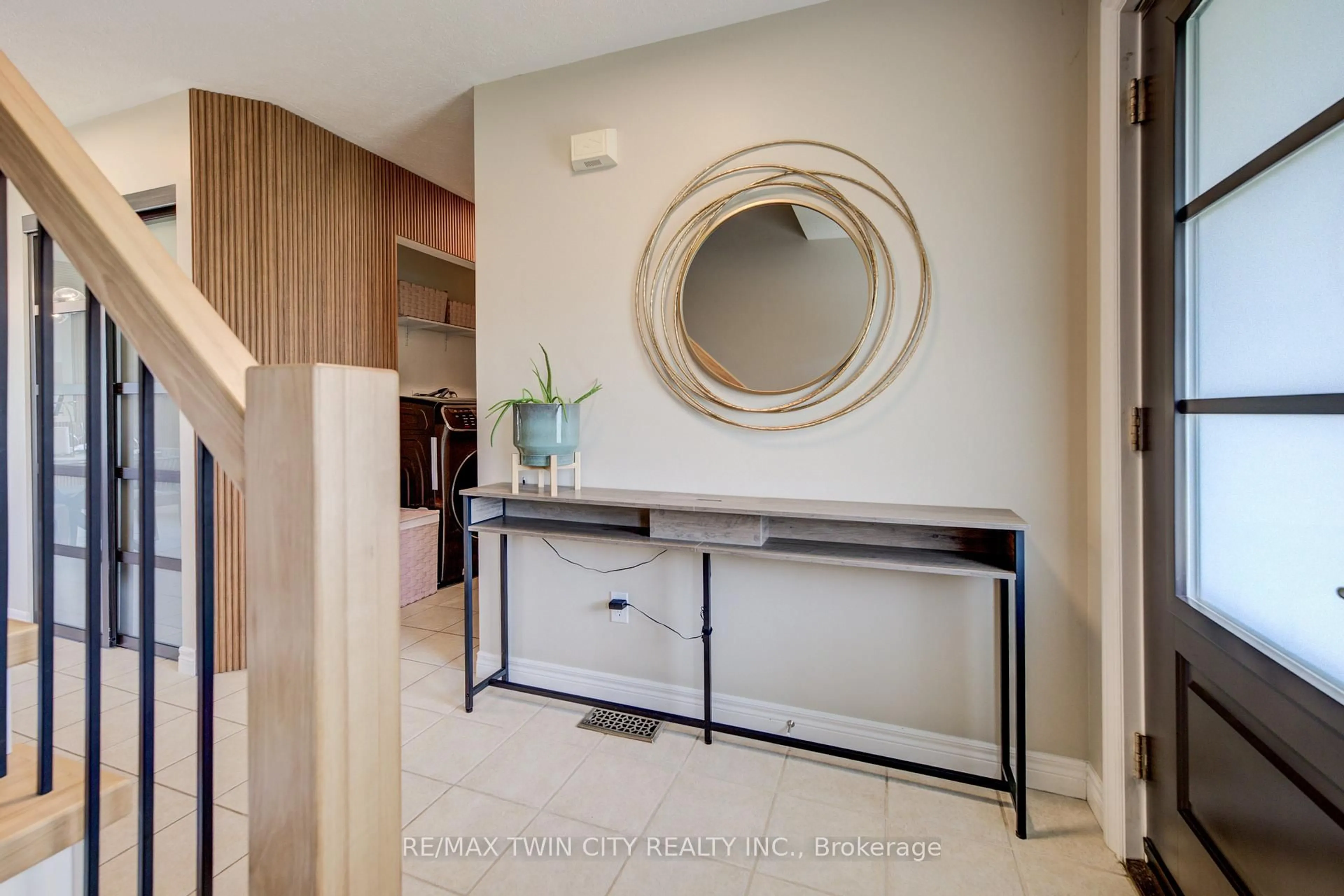 Indoor entryway for 500 Glacier St, Waterloo Ontario N2V 2J3