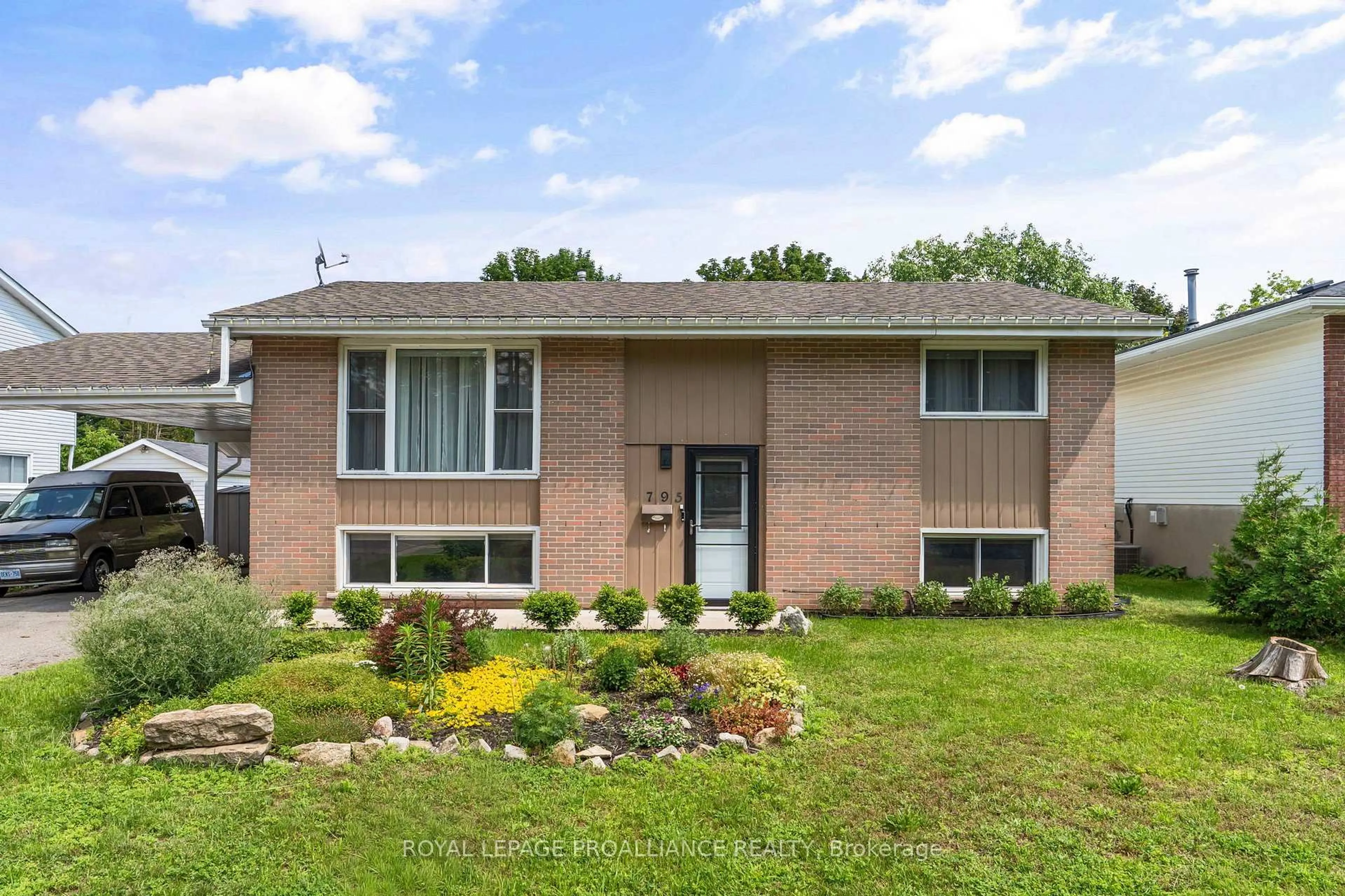 Home with brick exterior material, street for 795 Laurier Blvd, Brockville Ontario K6V 5Z5