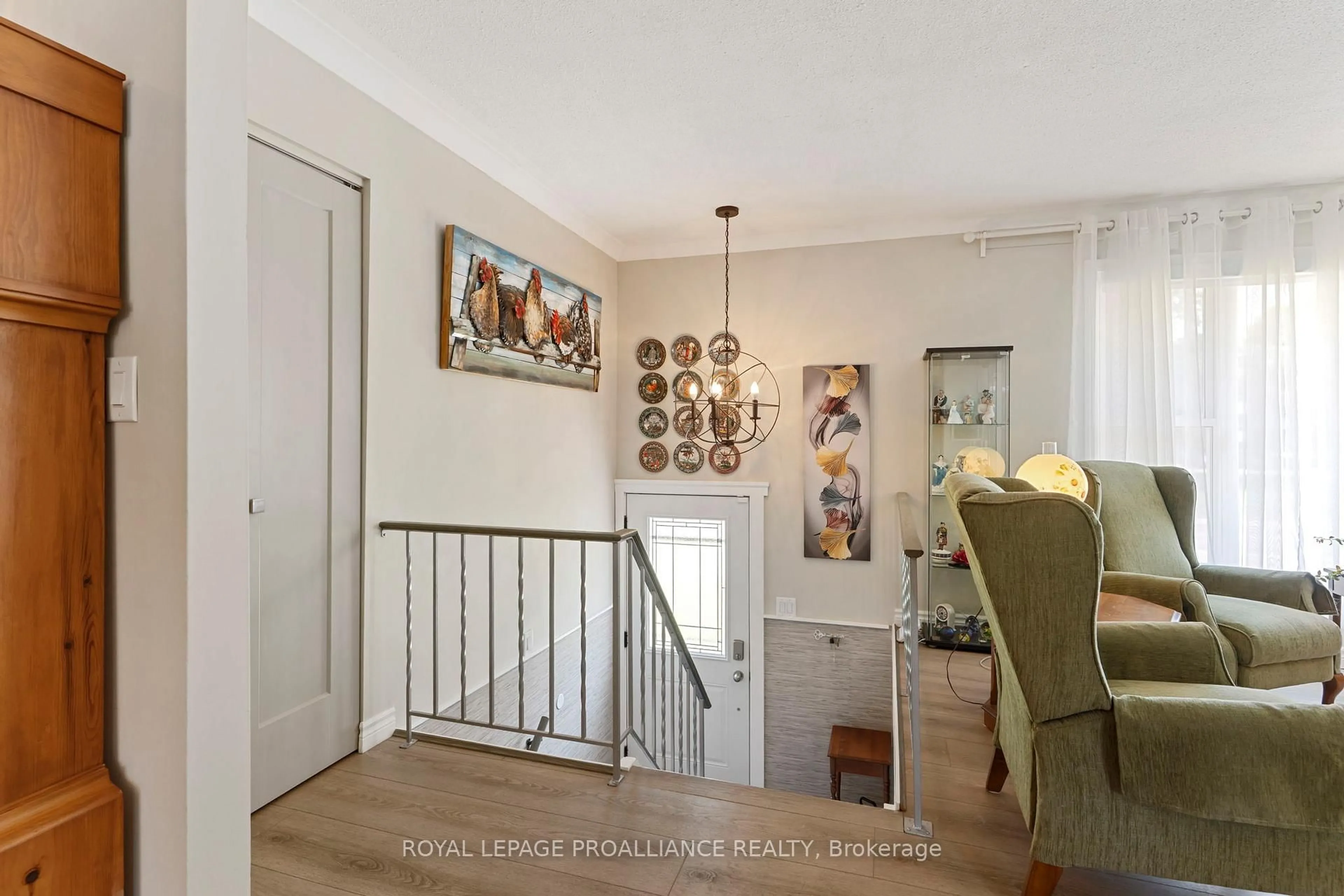 Indoor entryway for 795 Laurier Blvd, Brockville Ontario K6V 5Z5