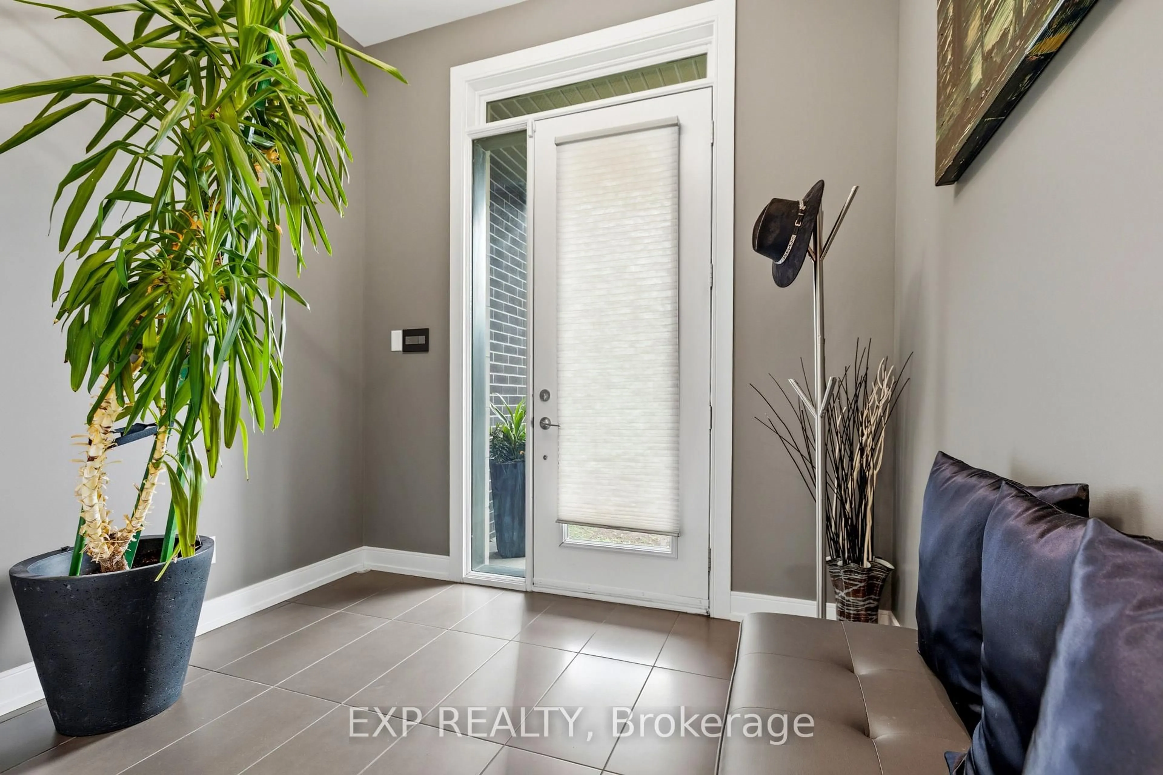 Indoor entryway for 157 Wesley Ave, Ottawa Ontario K1Z 6Z9