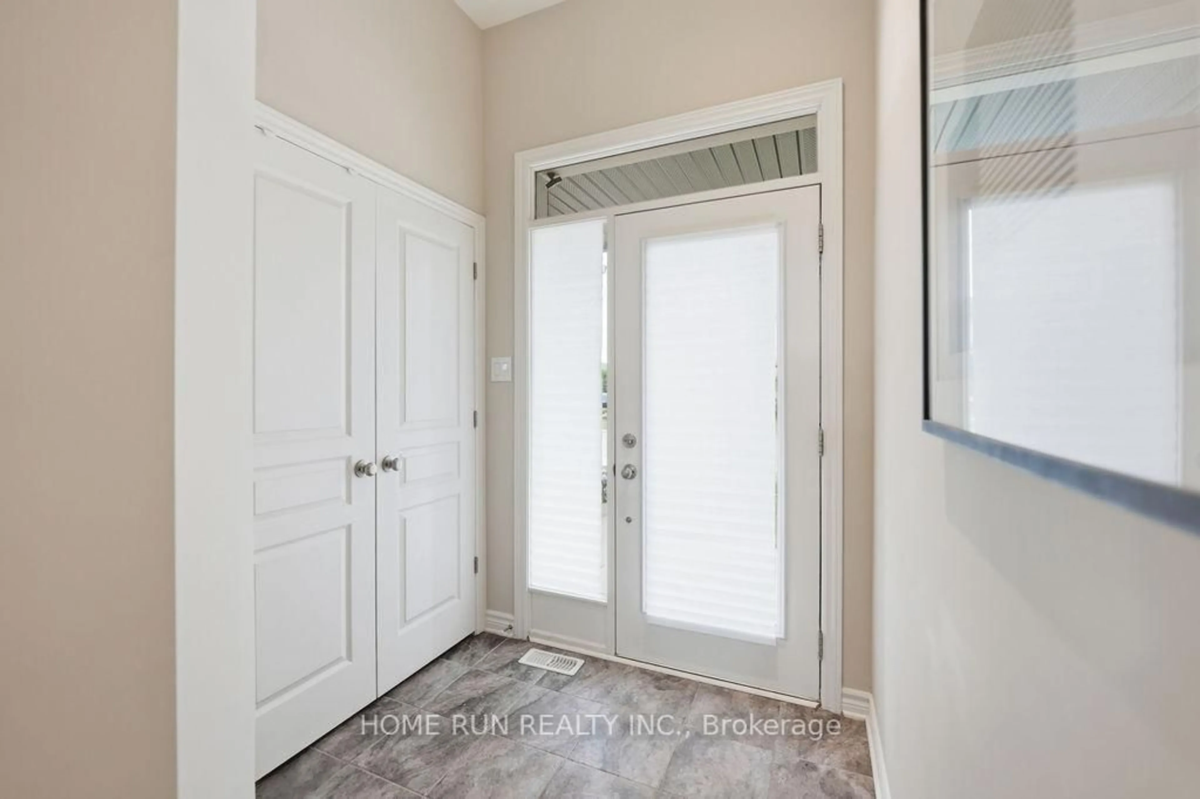 Indoor entryway for 752 Carnelian Cres, Ottawa Ontario K4M 0E2