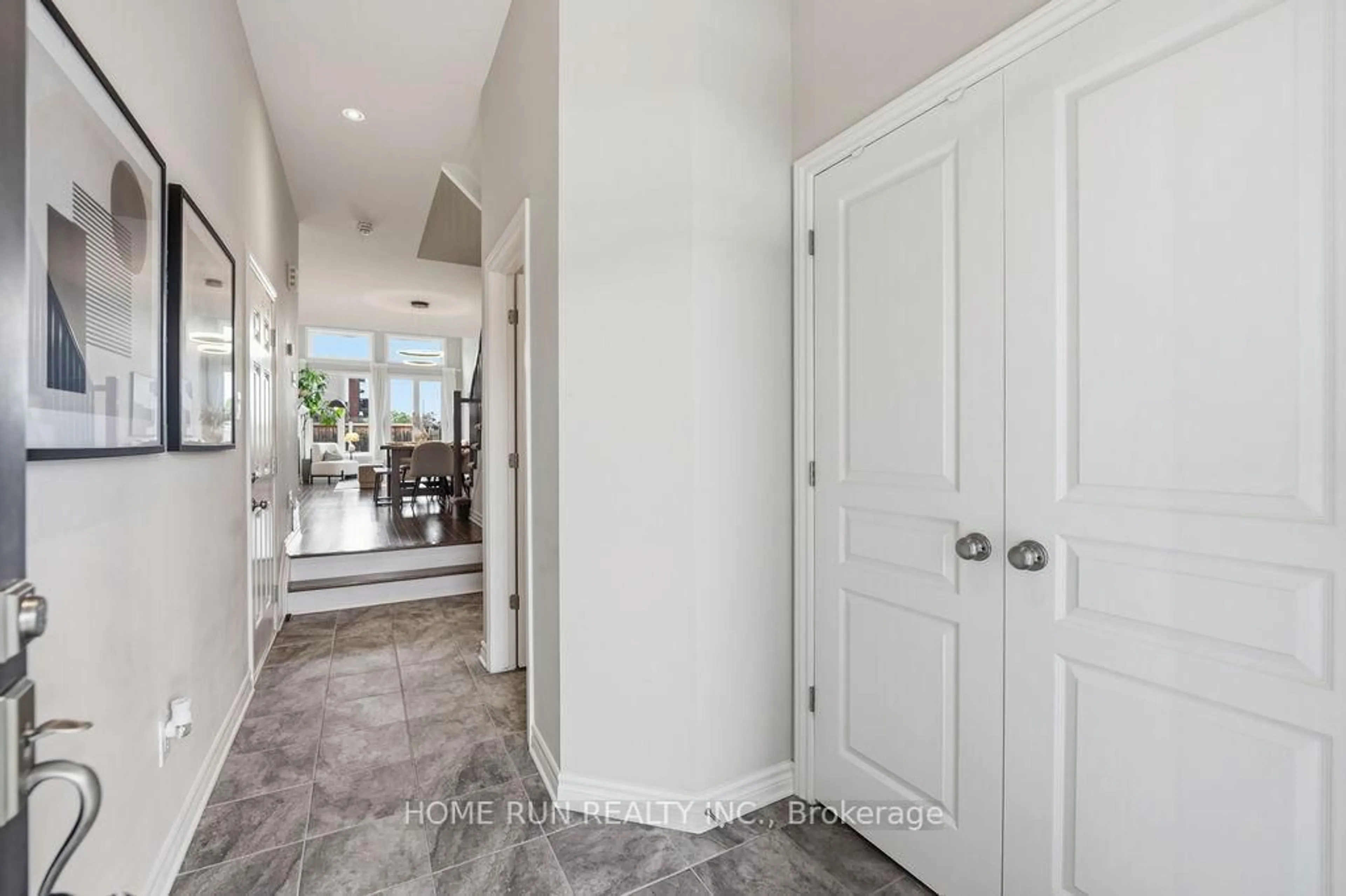 Indoor entryway for 752 Carnelian Cres, Ottawa Ontario K4M 0E2