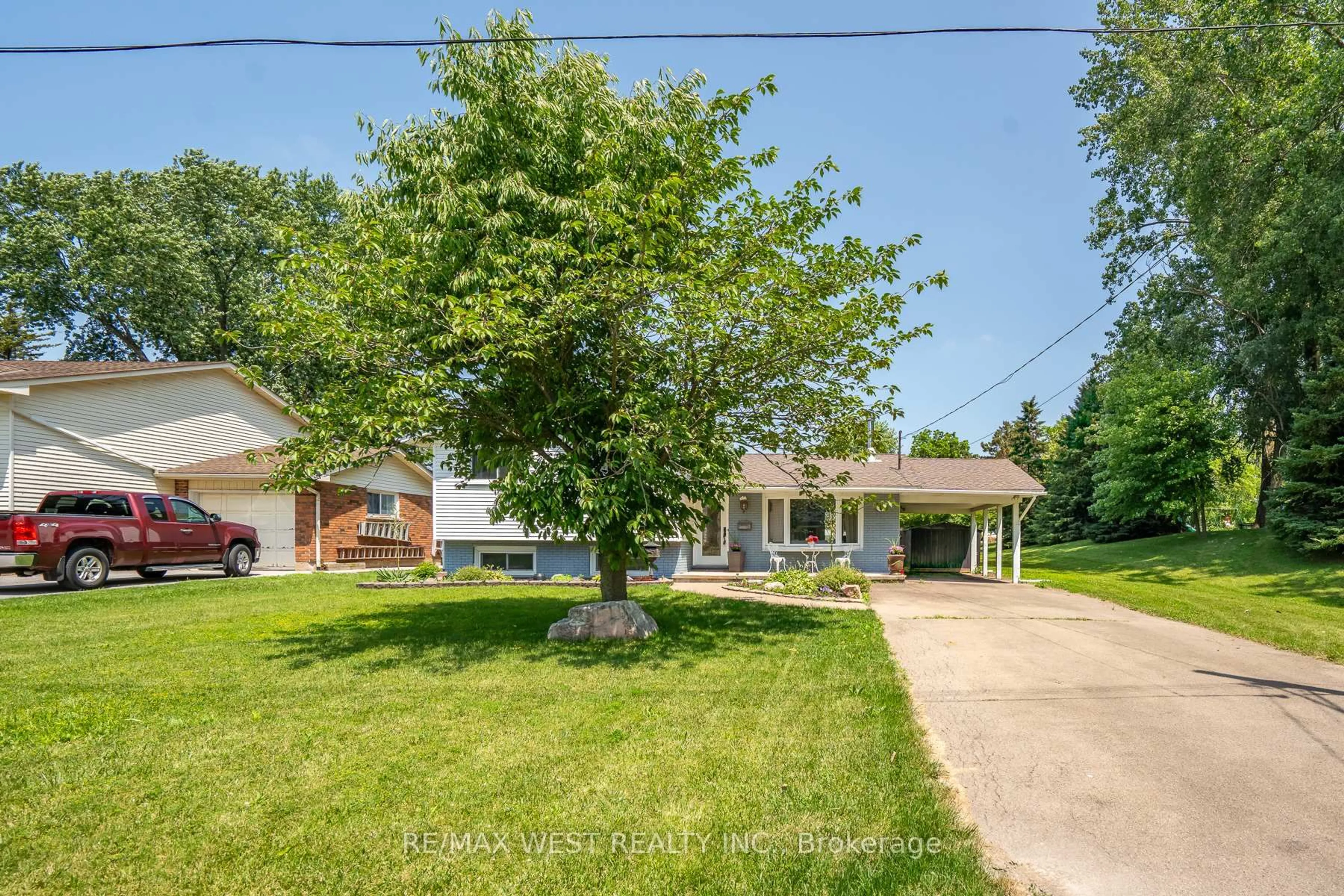 A pic from outside/outdoor area/front of a property/back of a property/a pic from drone, street for 41 Rita St, Welland Ontario L3C 3R3