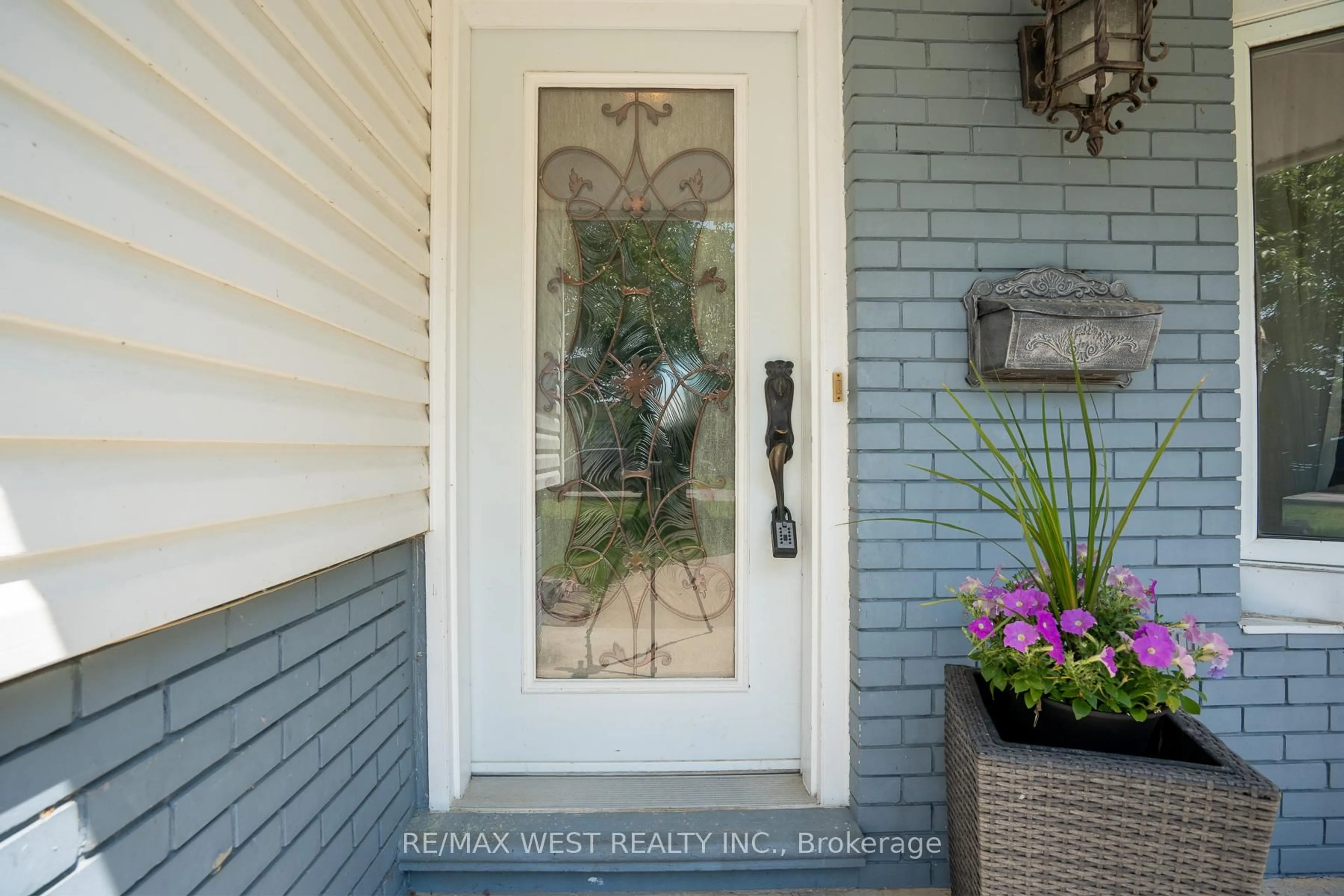 Indoor entryway for 41 Rita St, Welland Ontario L3C 3R3