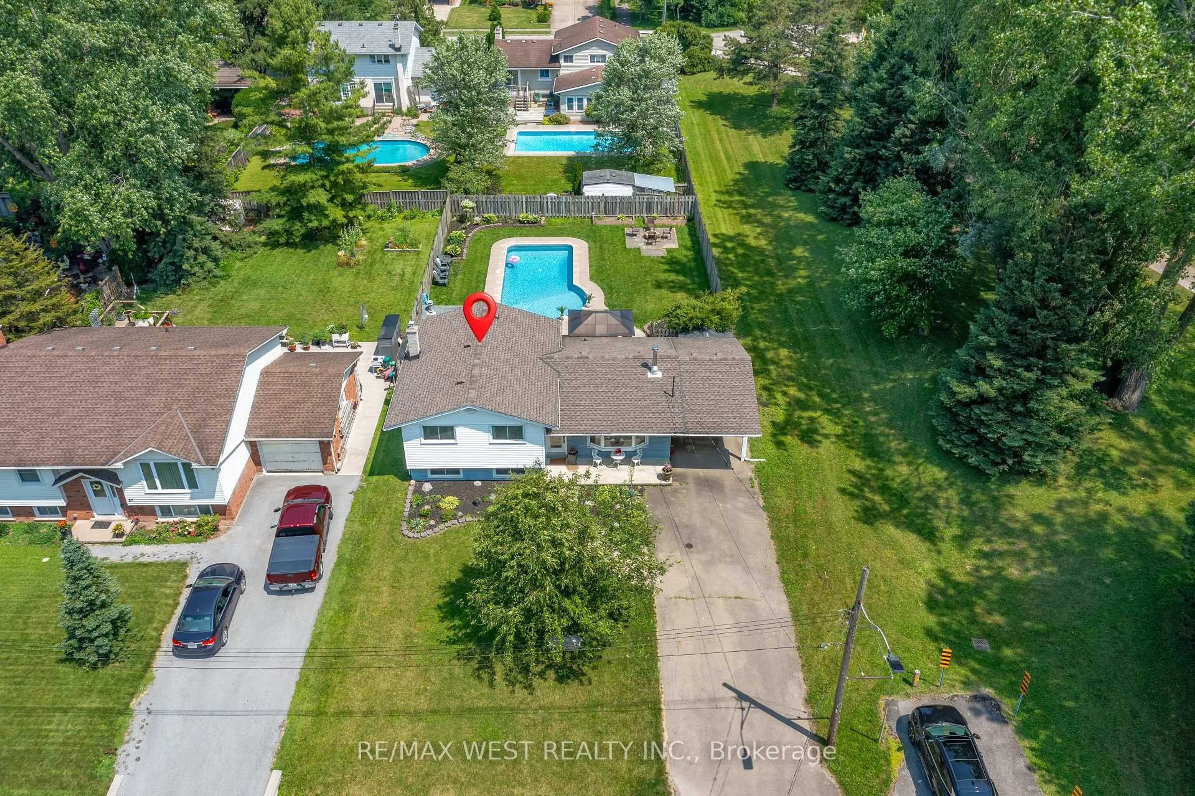 A pic from outside/outdoor area/front of a property/back of a property/a pic from drone, street for 41 Rita St, Welland Ontario L3C 3R3