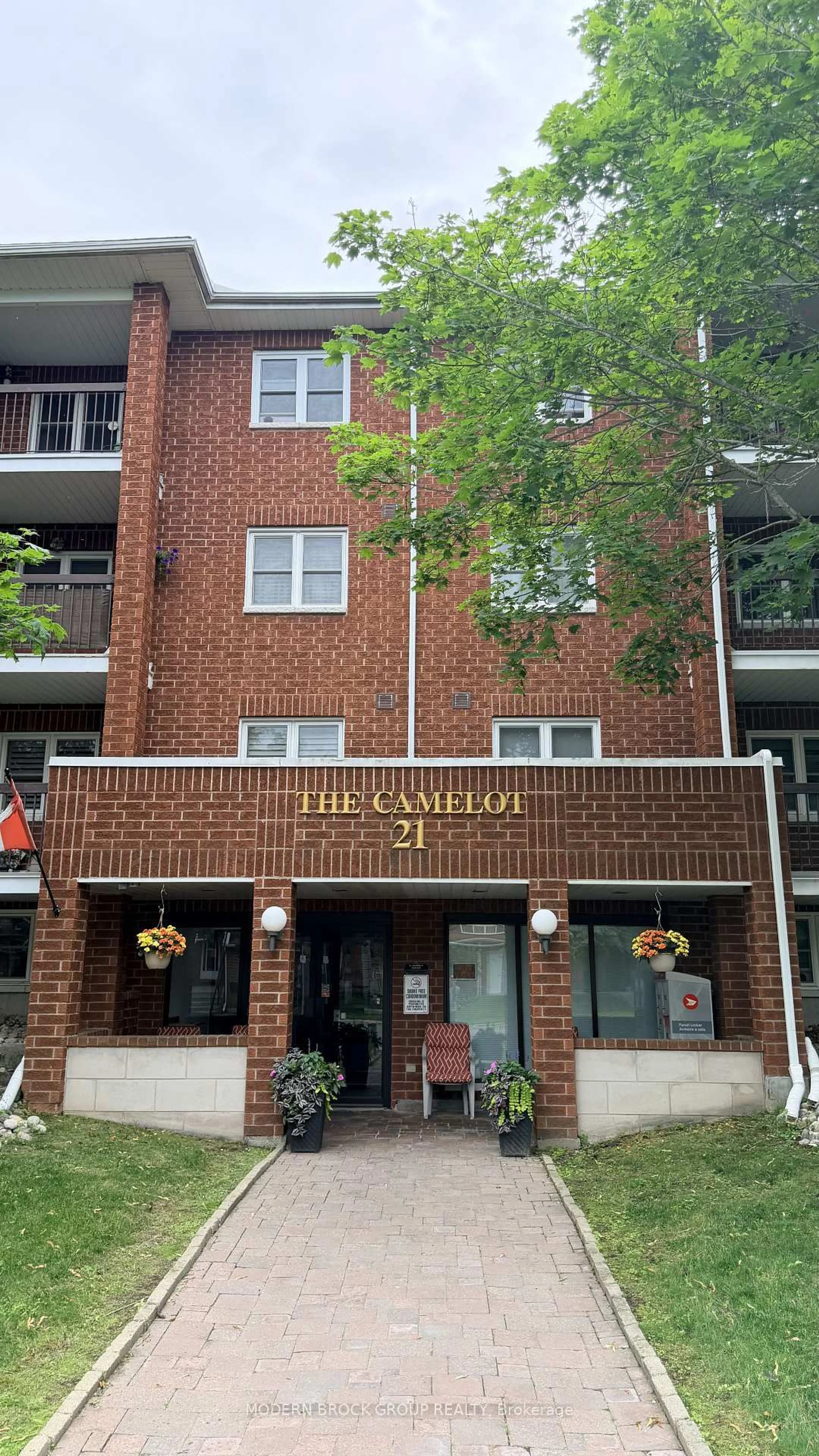 Indoor foyer for 21 Liston Ave #405, Brockville Ontario K6V 6Z3