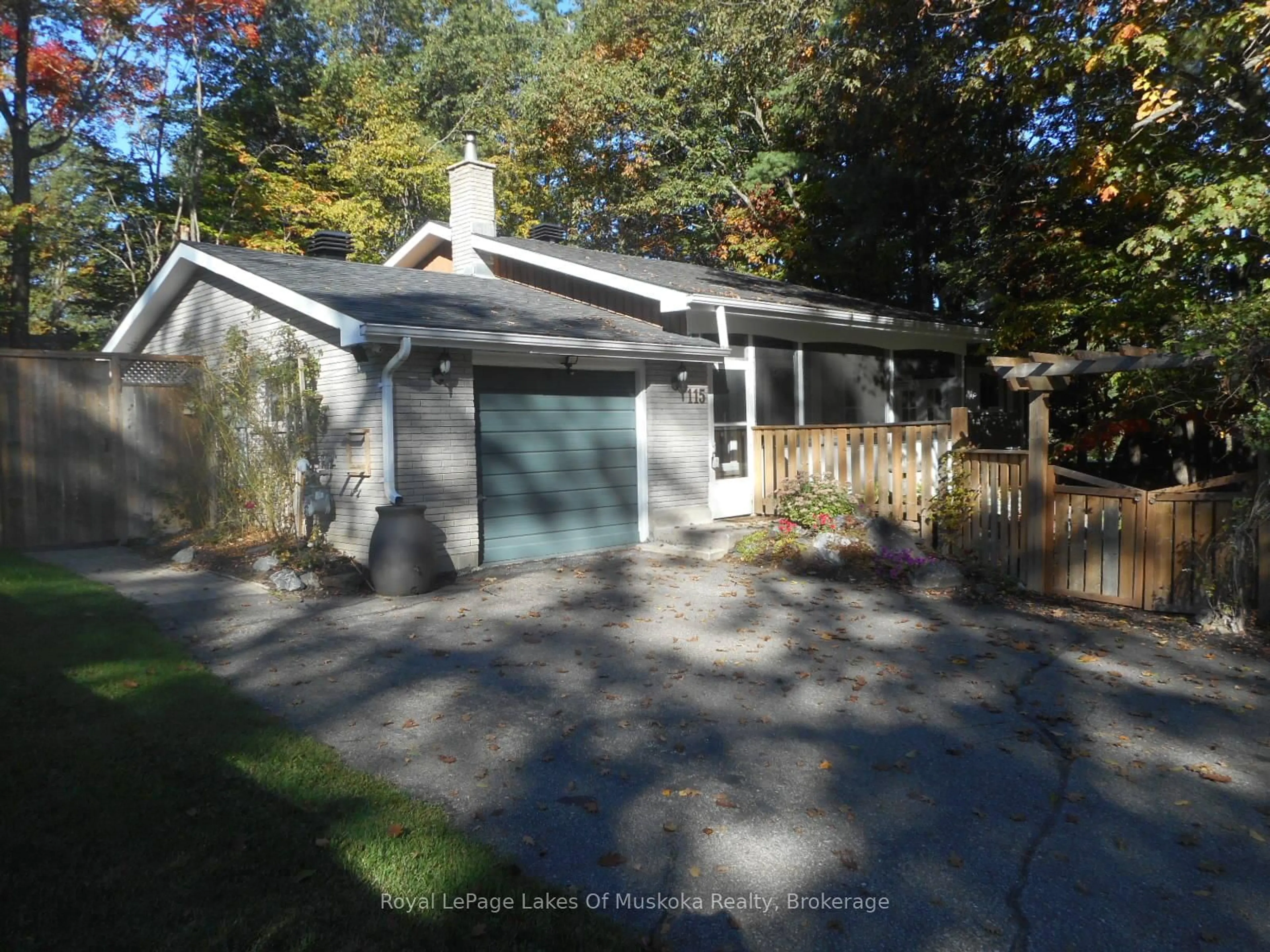 Home with vinyl exterior material, street for 115 Douglas St, Gravenhurst Ontario P1P 1A4