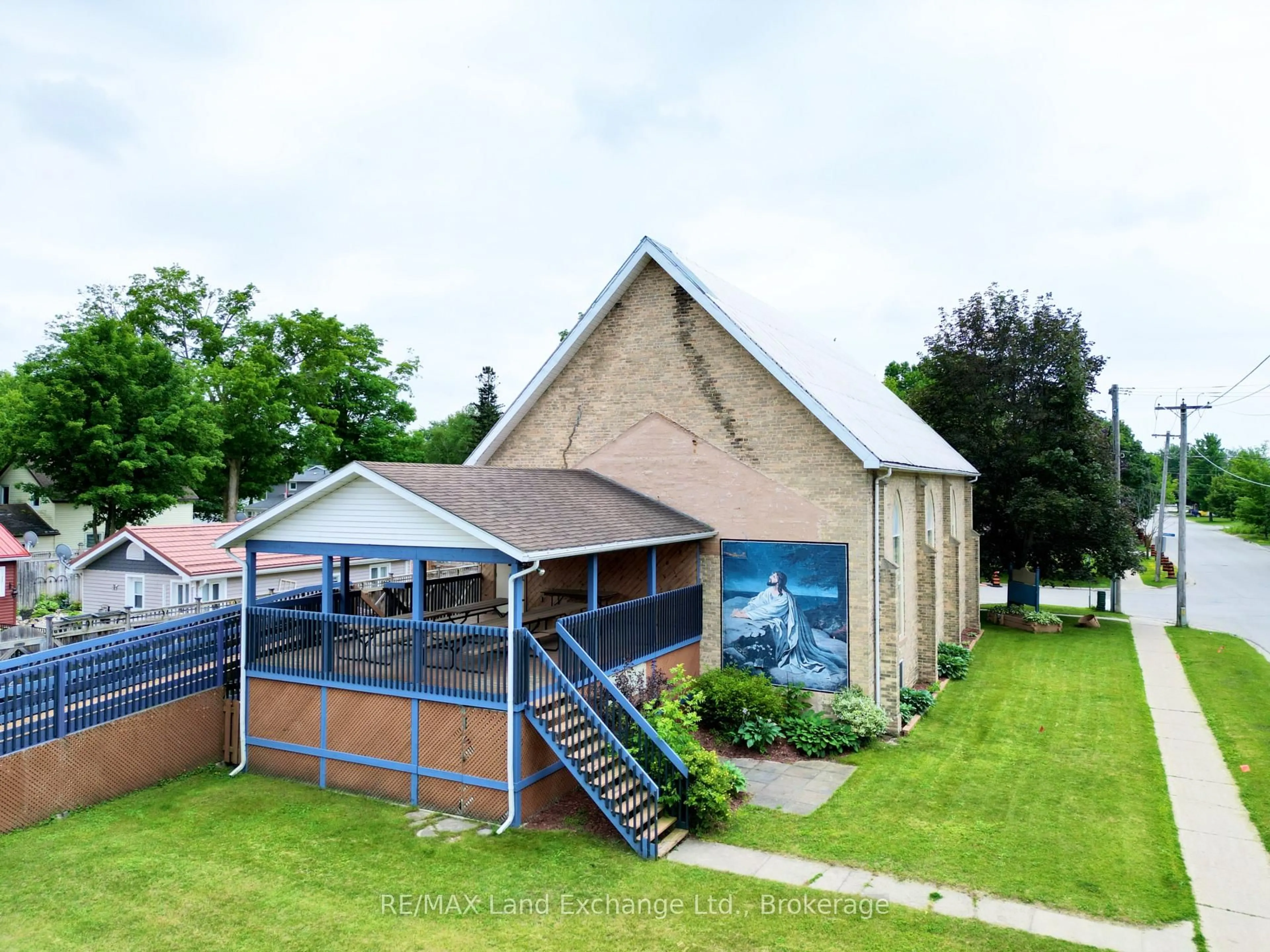 A pic from outside/outdoor area/front of a property/back of a property/a pic from drone, building for 641 Market St, Saugeen Shores Ontario N0H 2C3