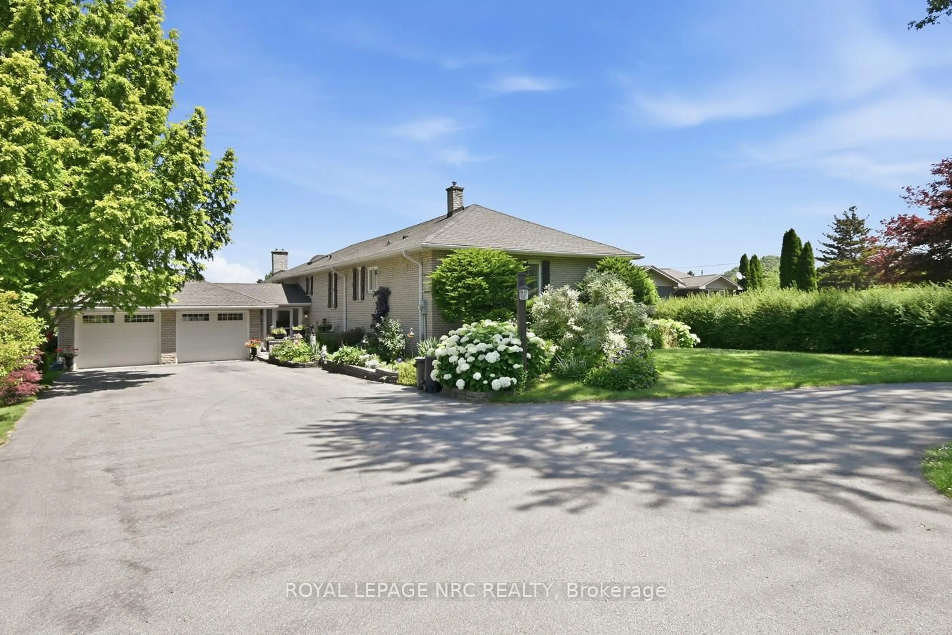 A pic from outside/outdoor area/front of a property/back of a property/a pic from drone, street for 1750 York Rd, Niagara-on-the-Lake Ontario L0S 1J0
