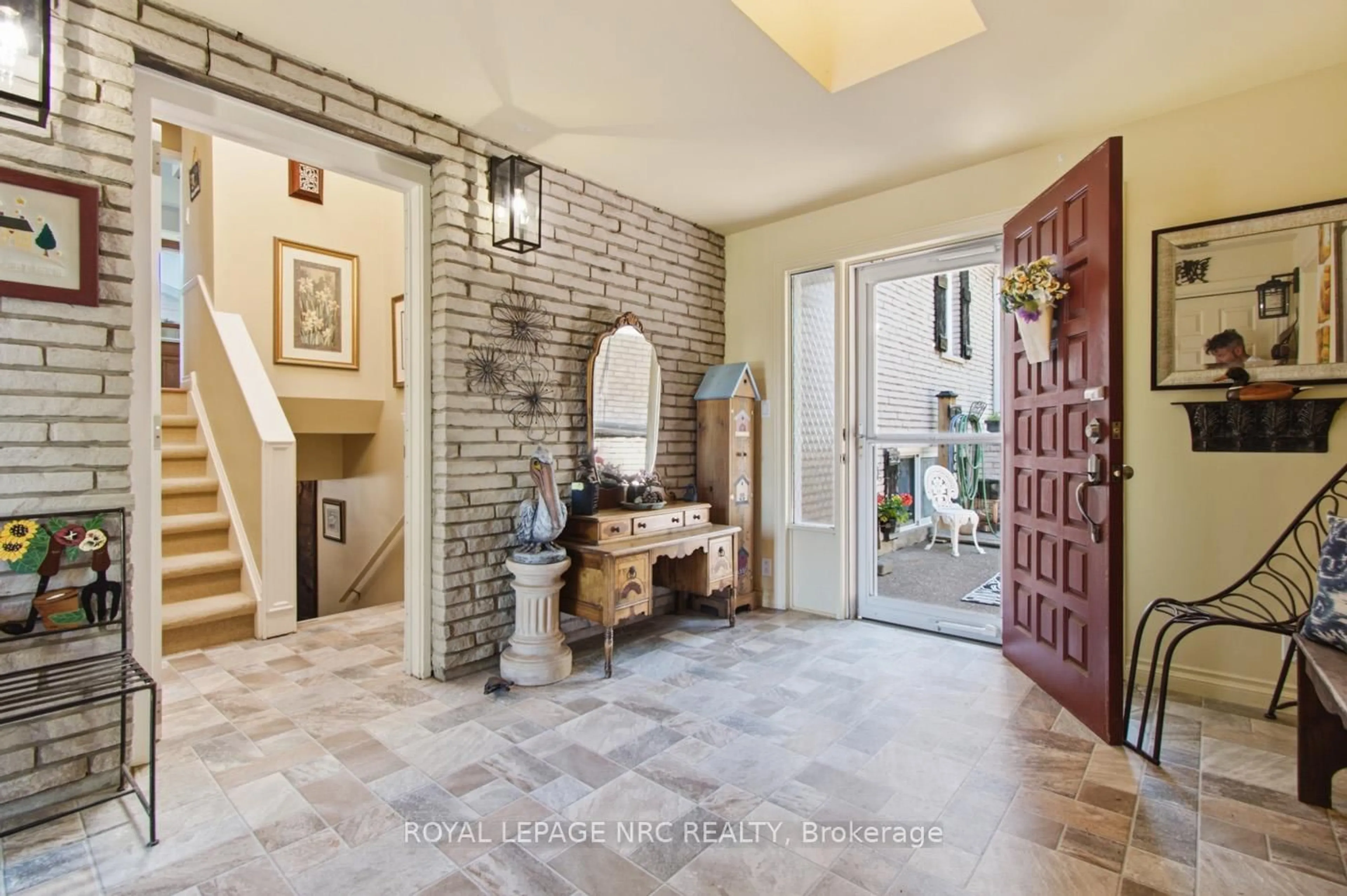 Indoor entryway for 1750 York Rd, Niagara-on-the-Lake Ontario L0S 1J0