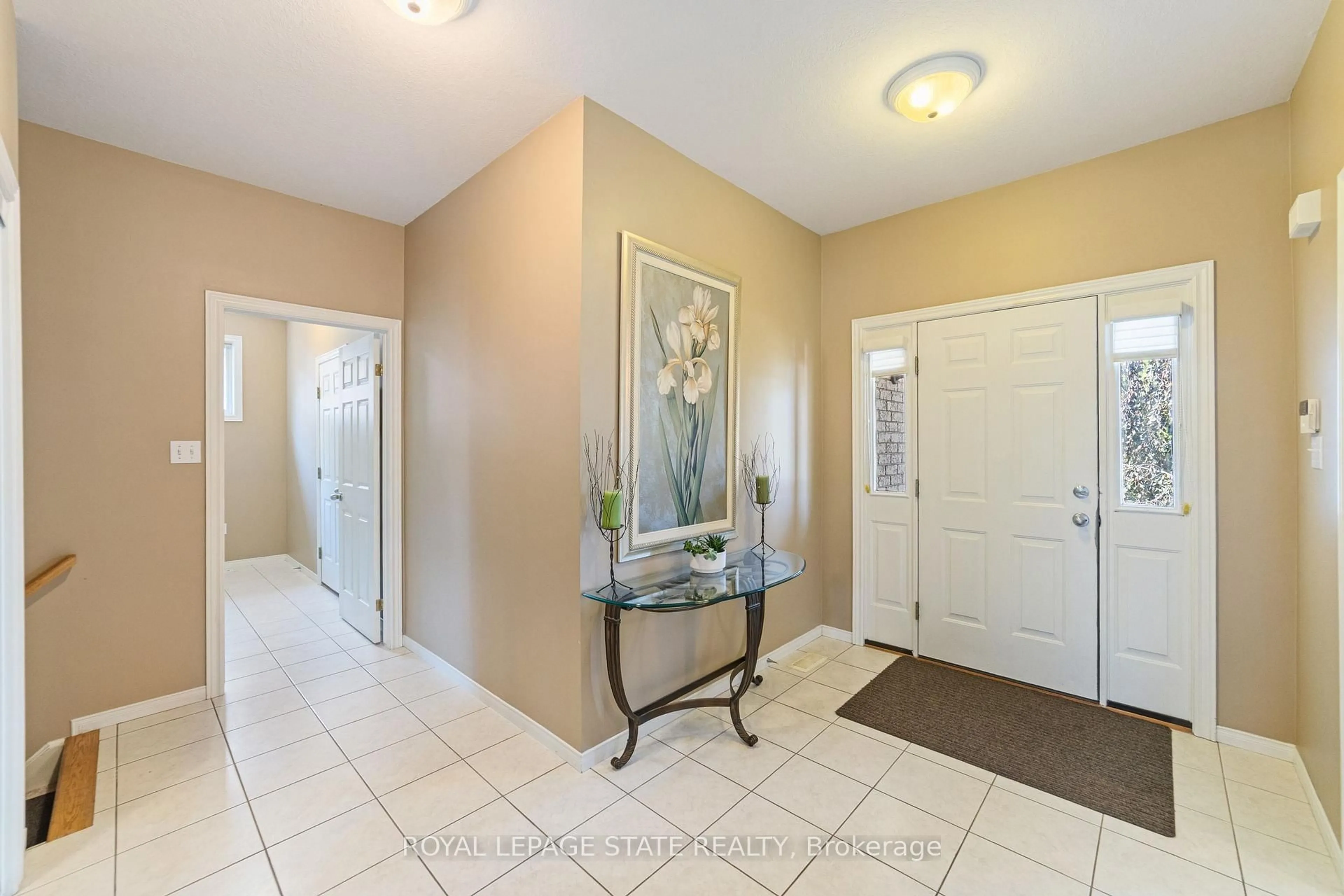 Indoor entryway for 96 Second Rd, Hamilton Ontario L8J 2V2