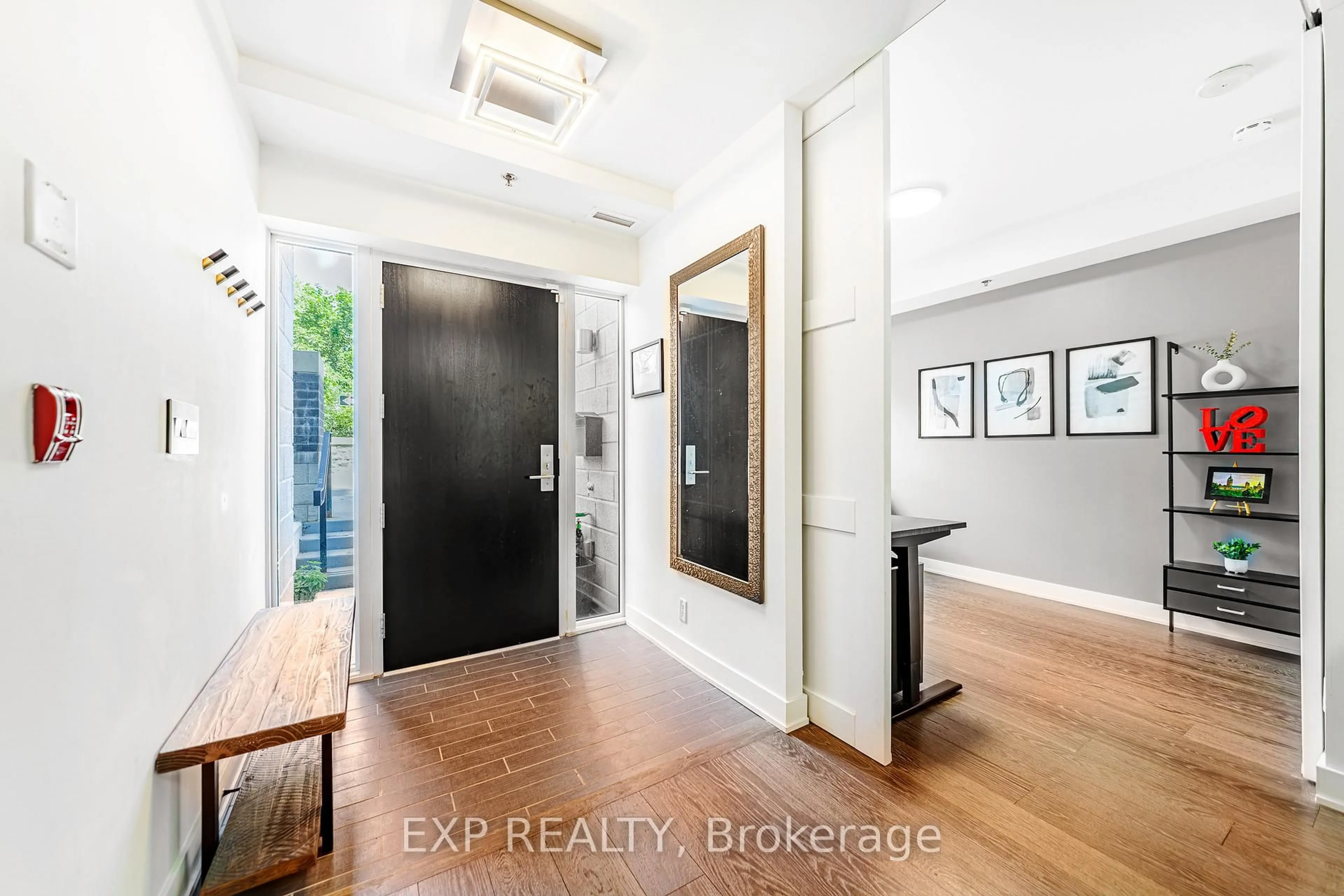 Indoor entryway for 432 Sparks St, Ottawa Ontario K1R 0B3