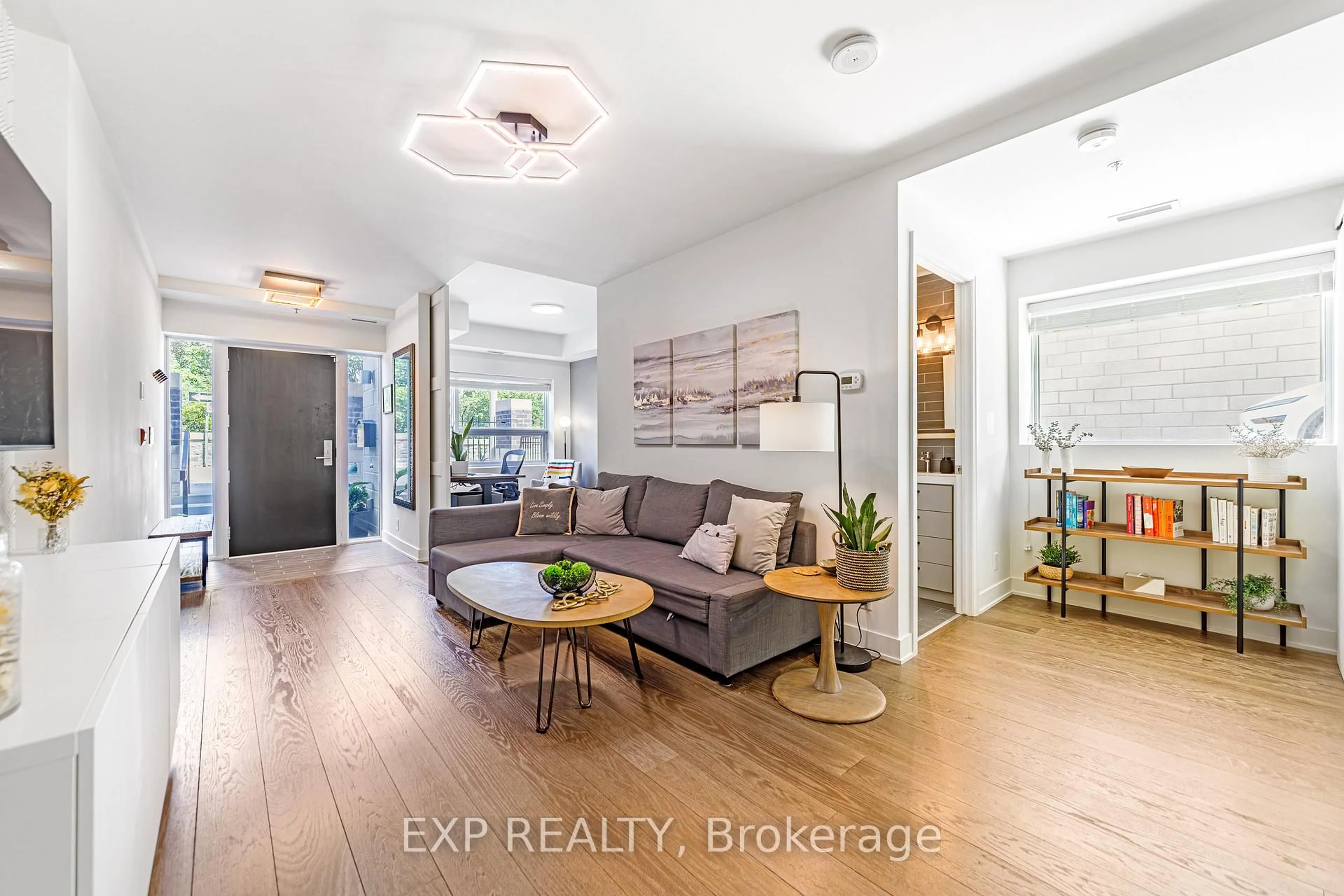 Indoor entryway for 432 Sparks St, Ottawa Ontario K1R 0B3
