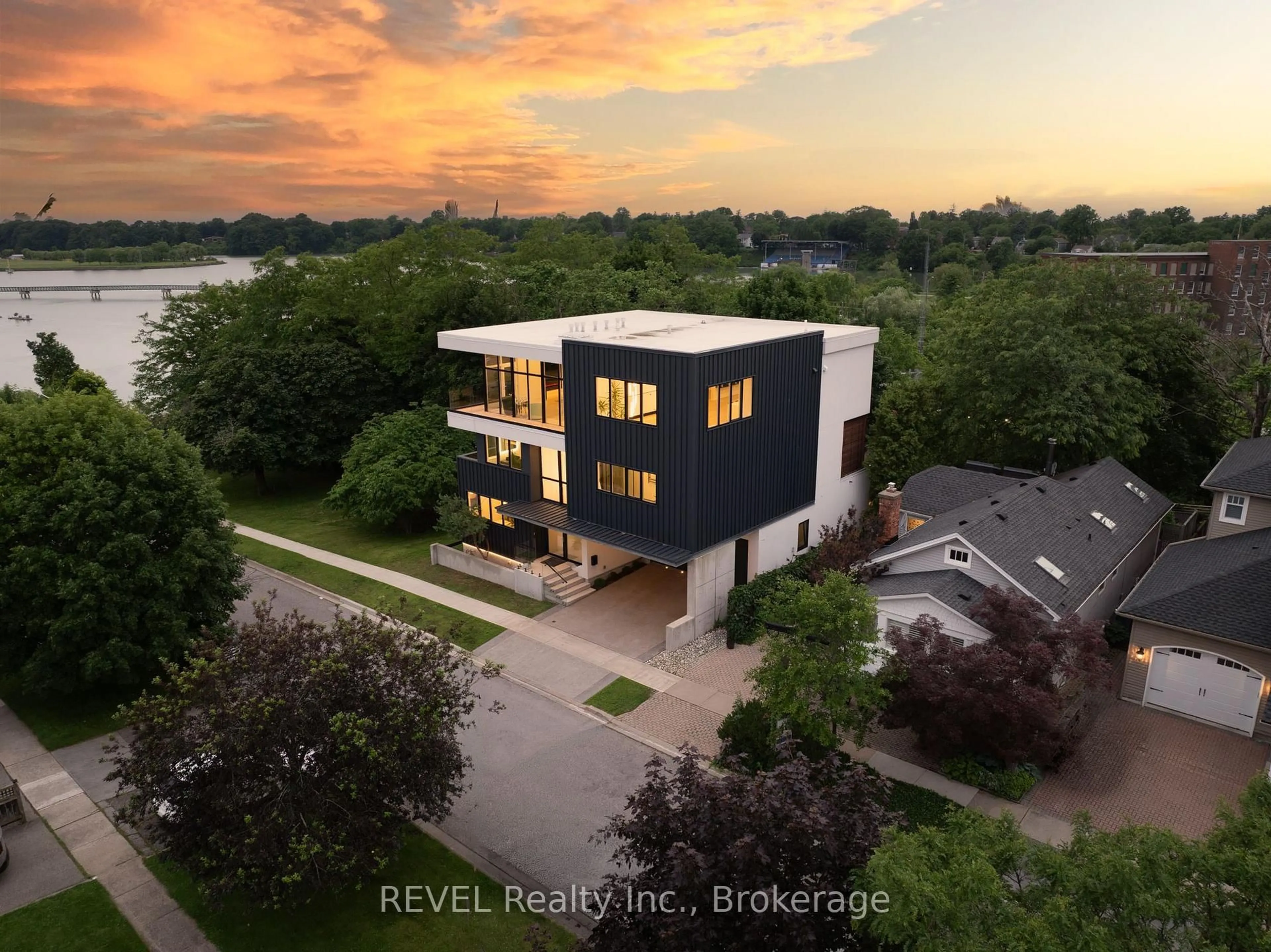 A pic from outside/outdoor area/front of a property/back of a property/a pic from drone, building for 5 Michigan Ave, St. Catharines Ontario L2N 4G7