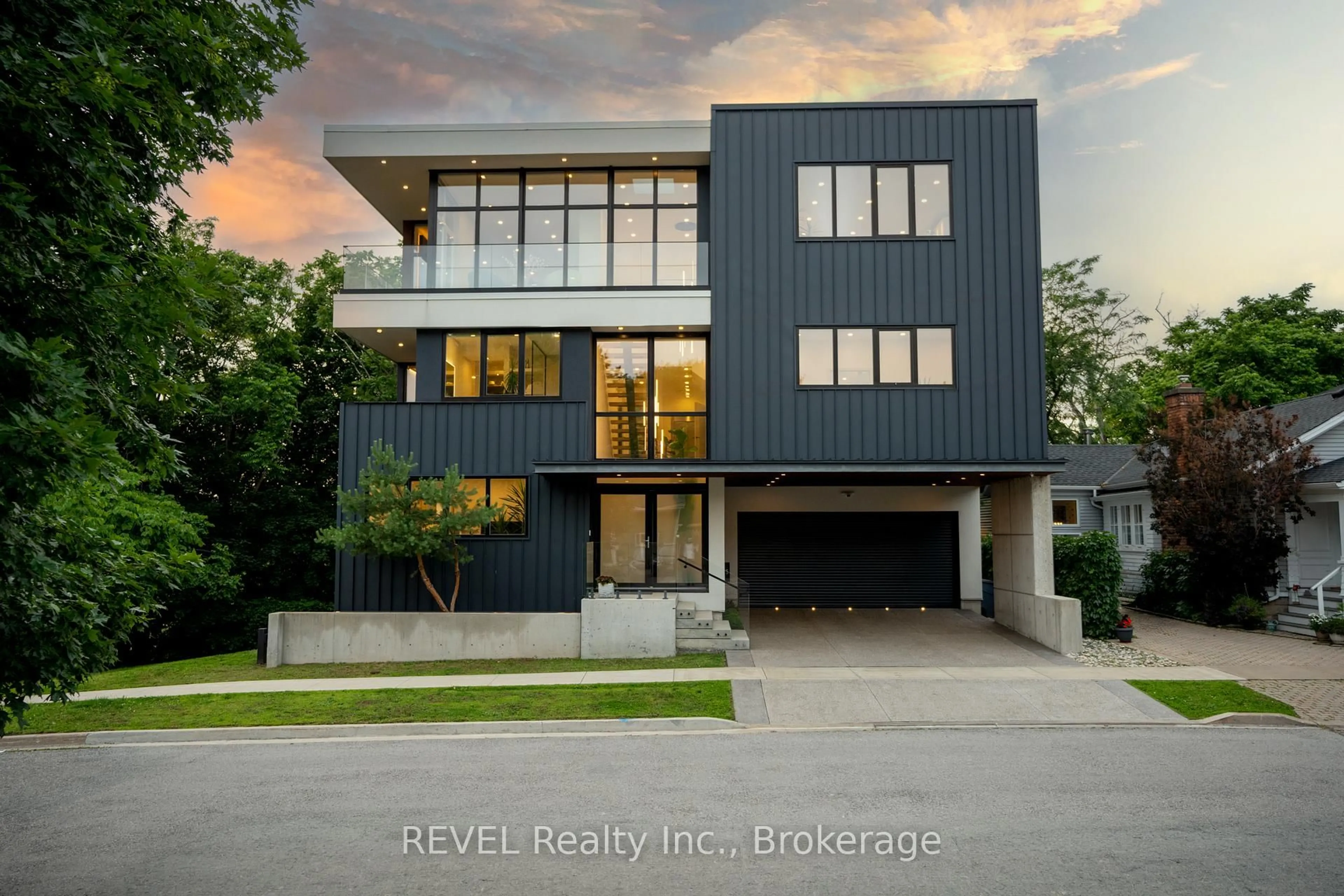 Home with brick exterior material, street for 5 Michigan Ave, St. Catharines Ontario L2N 4G7