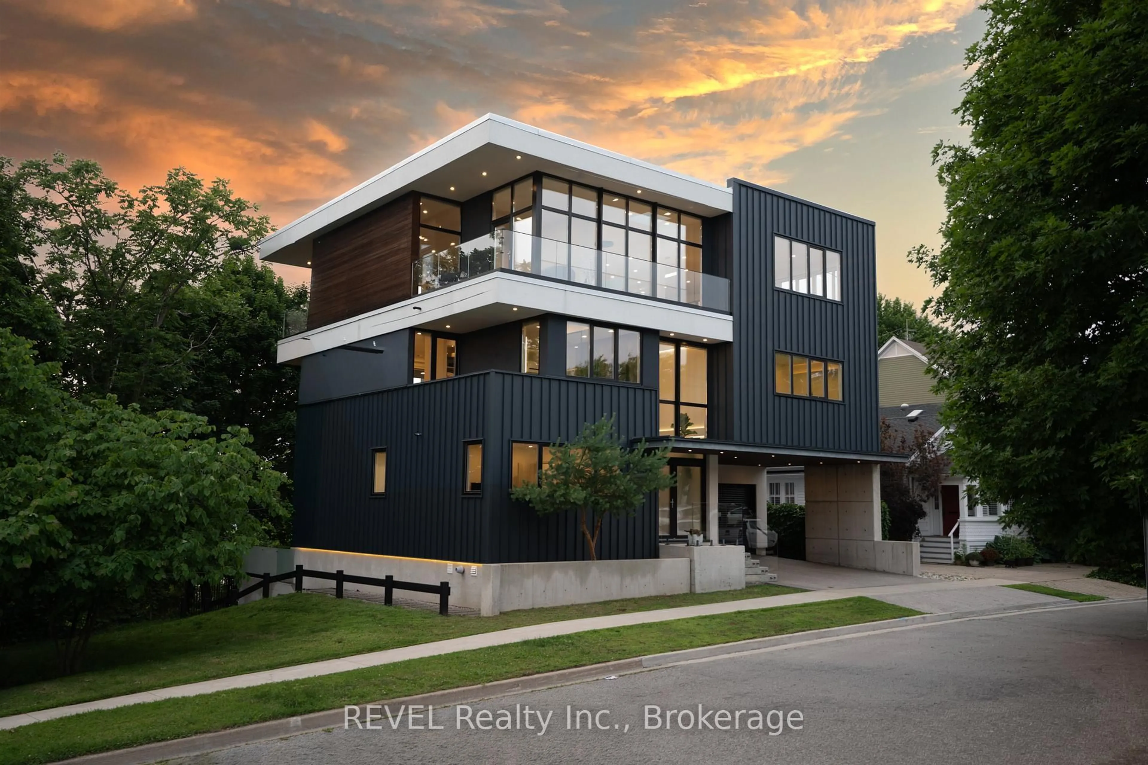 Home with brick exterior material, building for 5 Michigan Ave, St. Catharines Ontario L2N 4G7