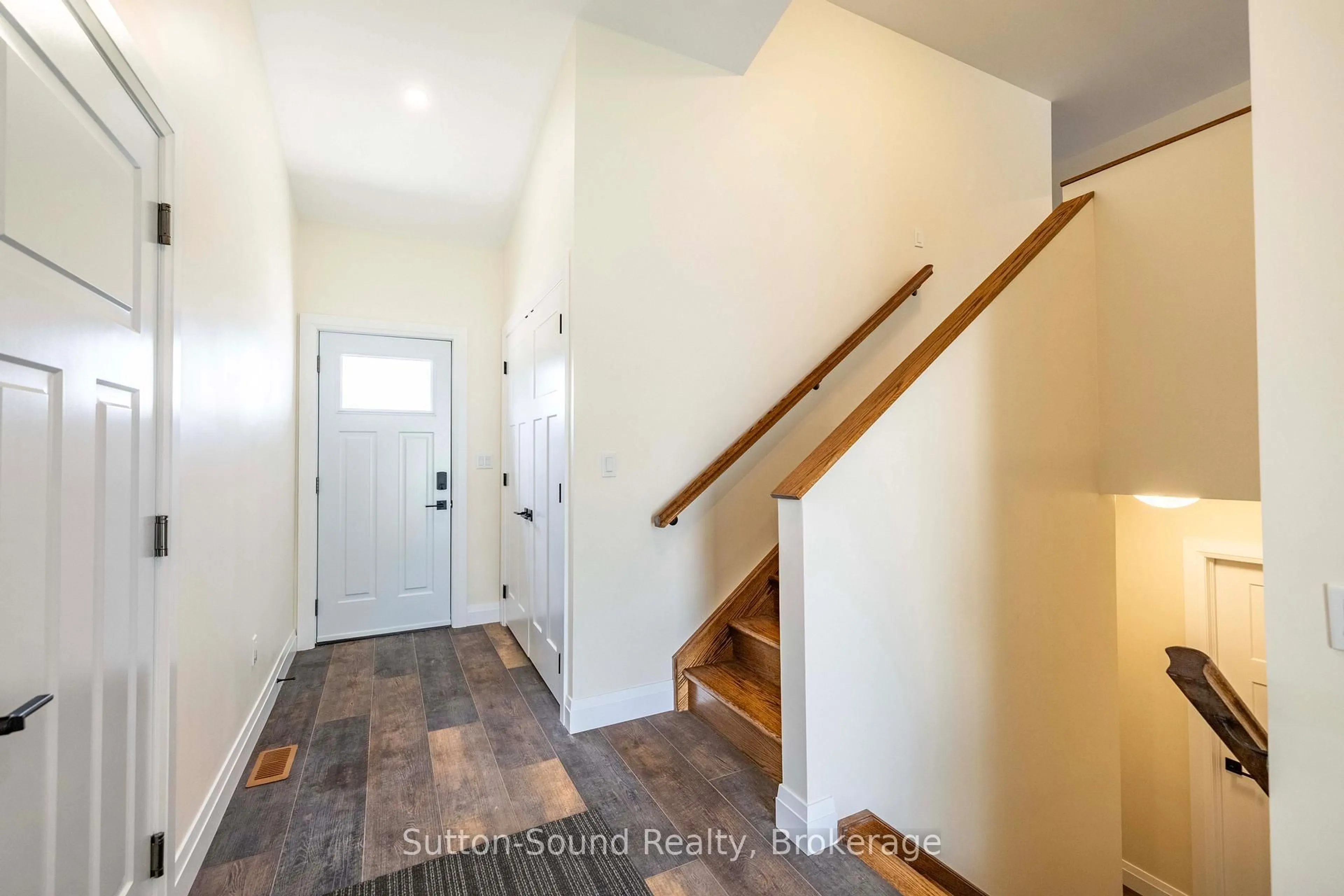 Indoor entryway for 397600 10 Concession, Meaford Ontario N4K 5N8