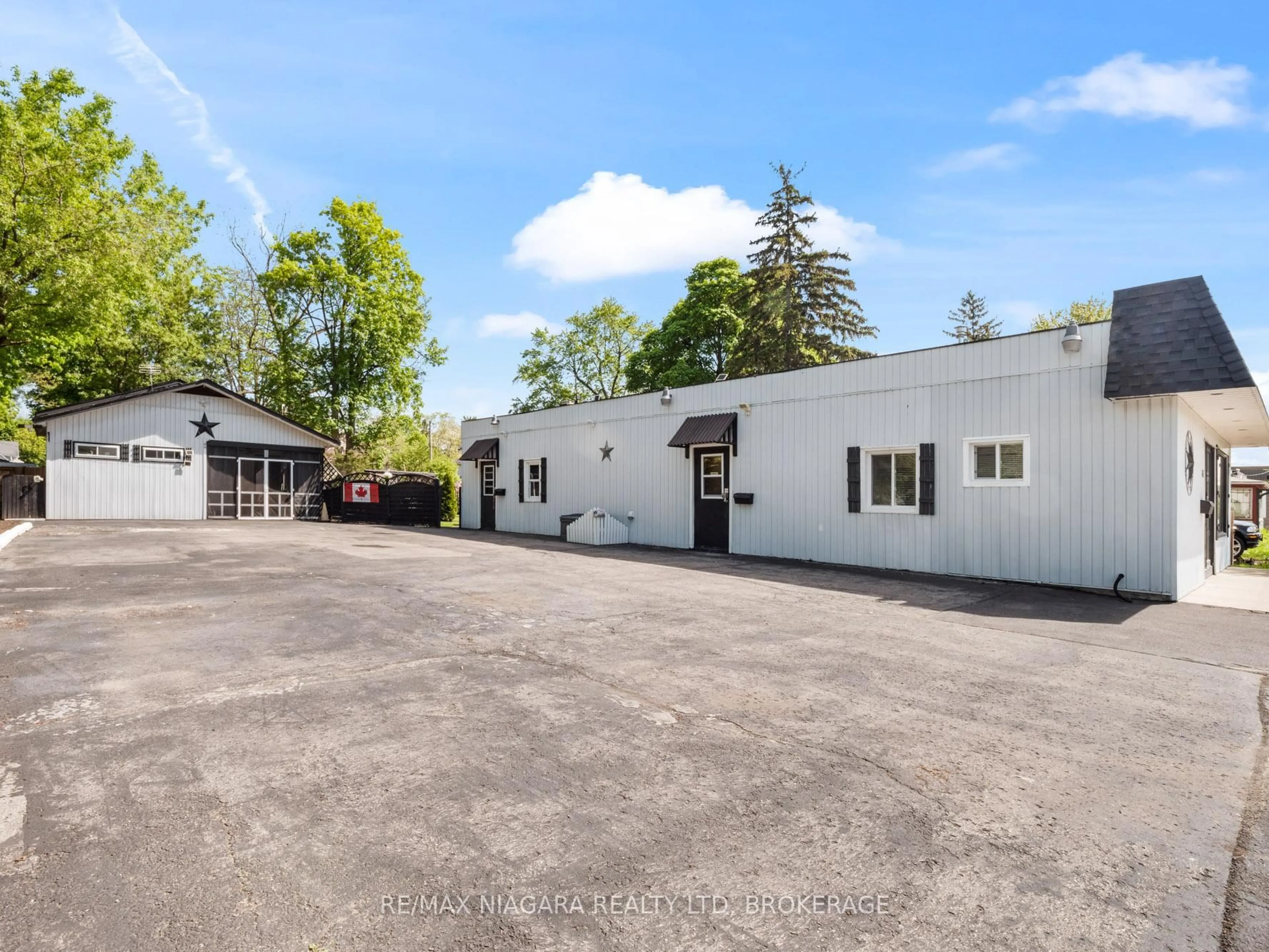 A pic from outside/outdoor area/front of a property/back of a property/a pic from drone, building for 61 Queen St, Fort Erie Ontario L2A 1T7