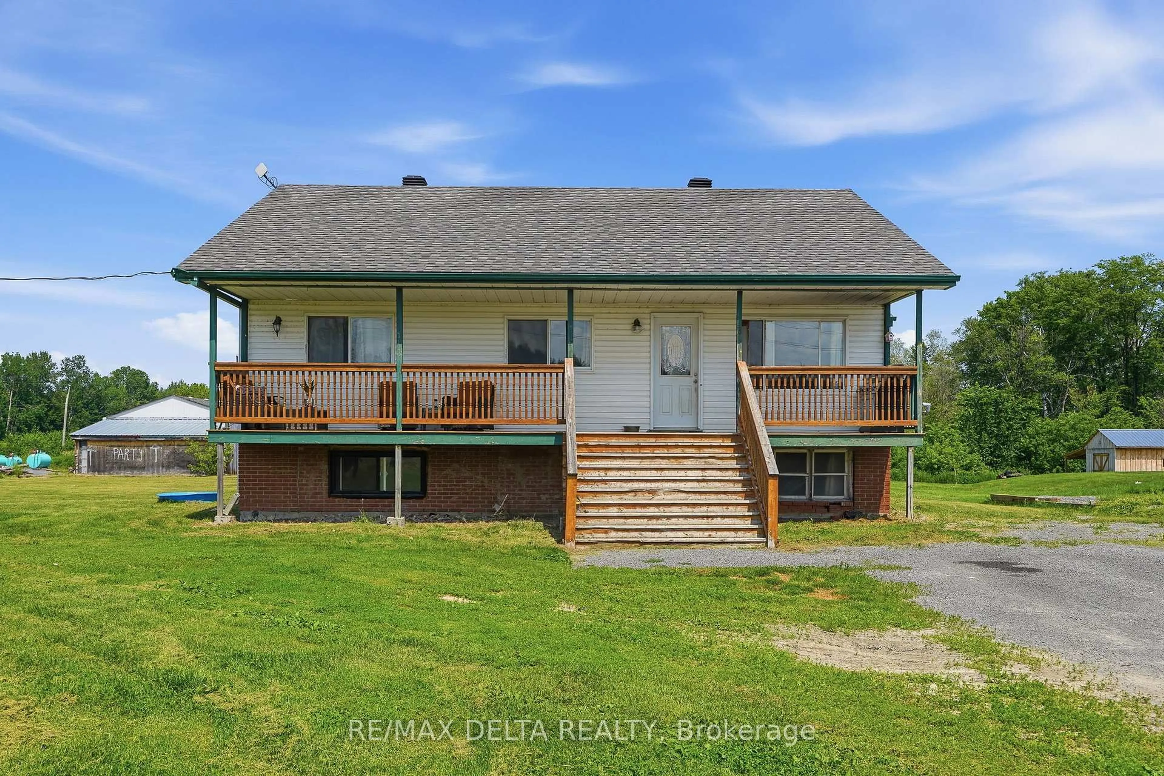 A pic from outside/outdoor area/front of a property/back of a property/a pic from drone, building for 1553 du Lac Rd, Clarence-Rockland Ontario K0A 3N0