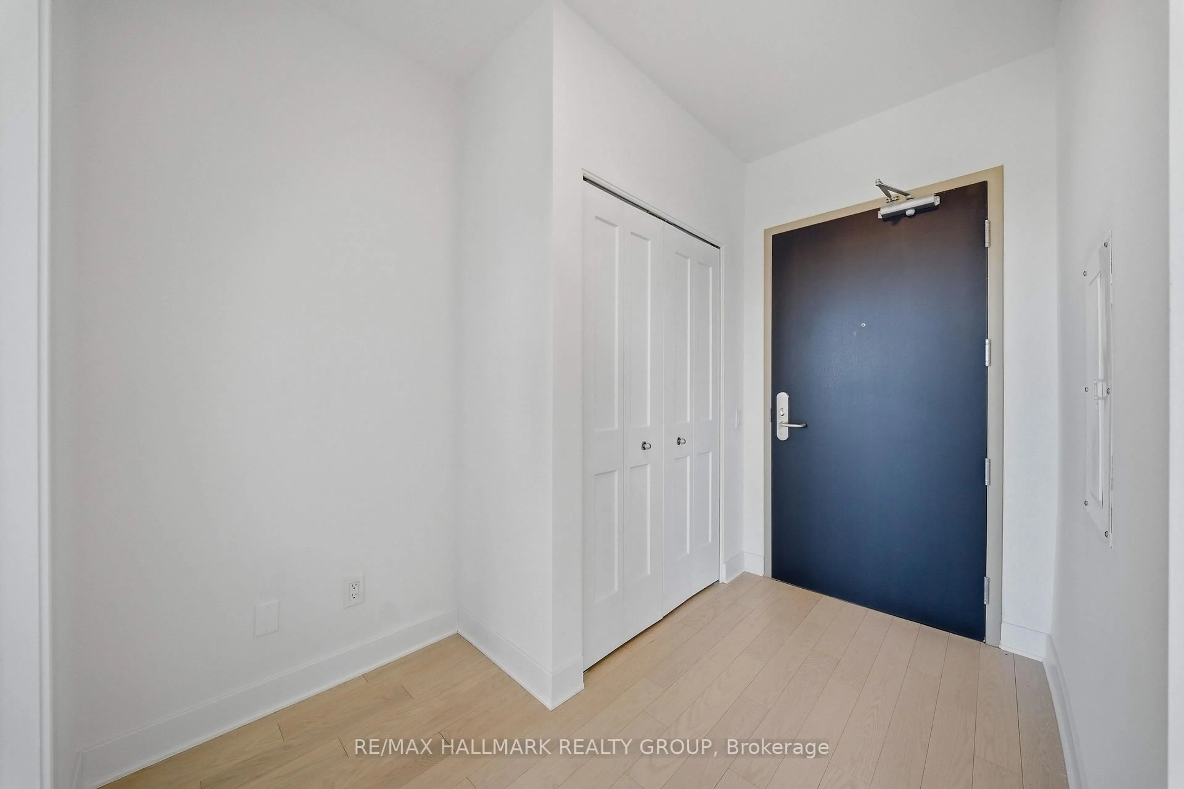 Indoor entryway for 180 George St #2601, Ottawa Ontario K1N 0G8