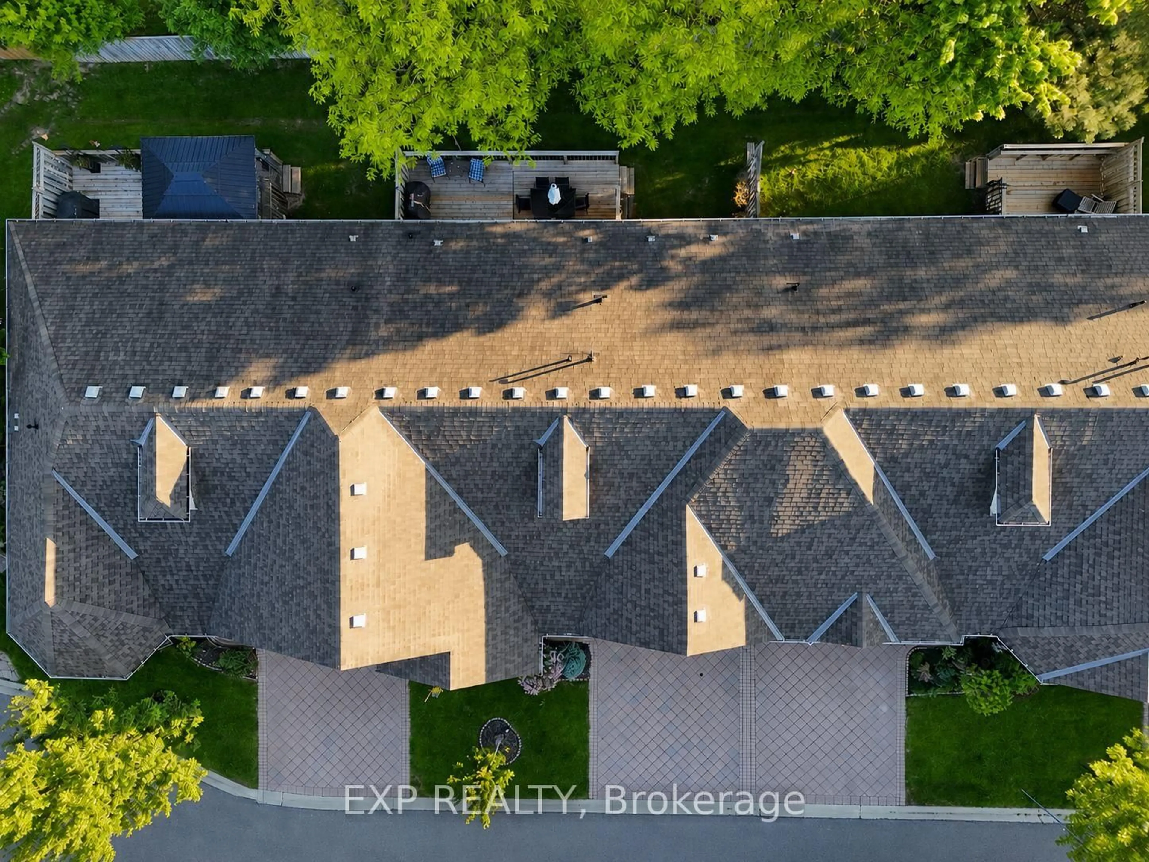 A pic from outside/outdoor area/front of a property/back of a property/a pic from drone, building for 638 Wharncliffe Rd #7, London South Ontario N6J 2N4