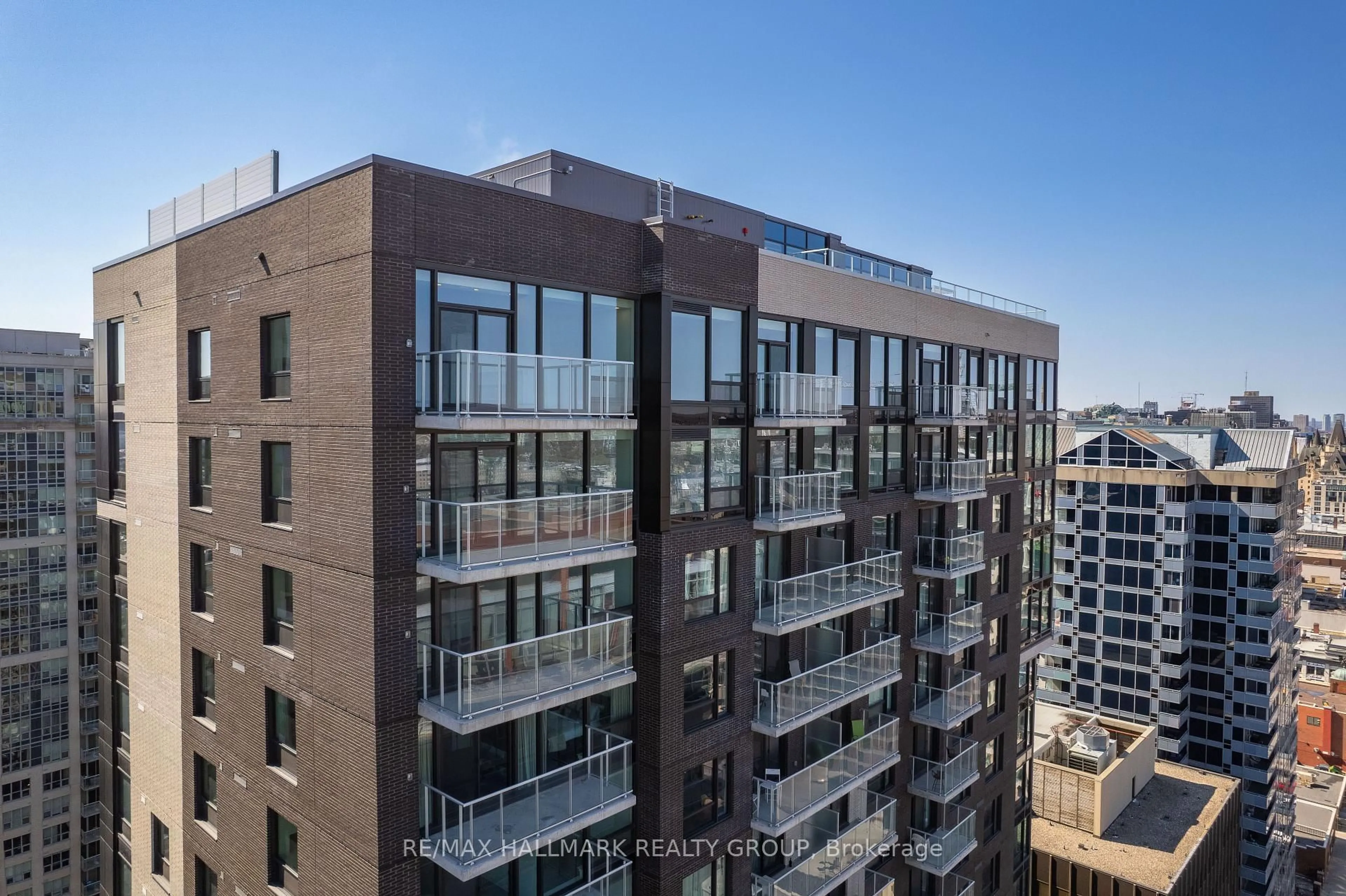 A pic from outside/outdoor area/front of a property/back of a property/a pic from drone, city buildings view from balcony for 180 George St #606, Ottawa Ontario K1N 0G8
