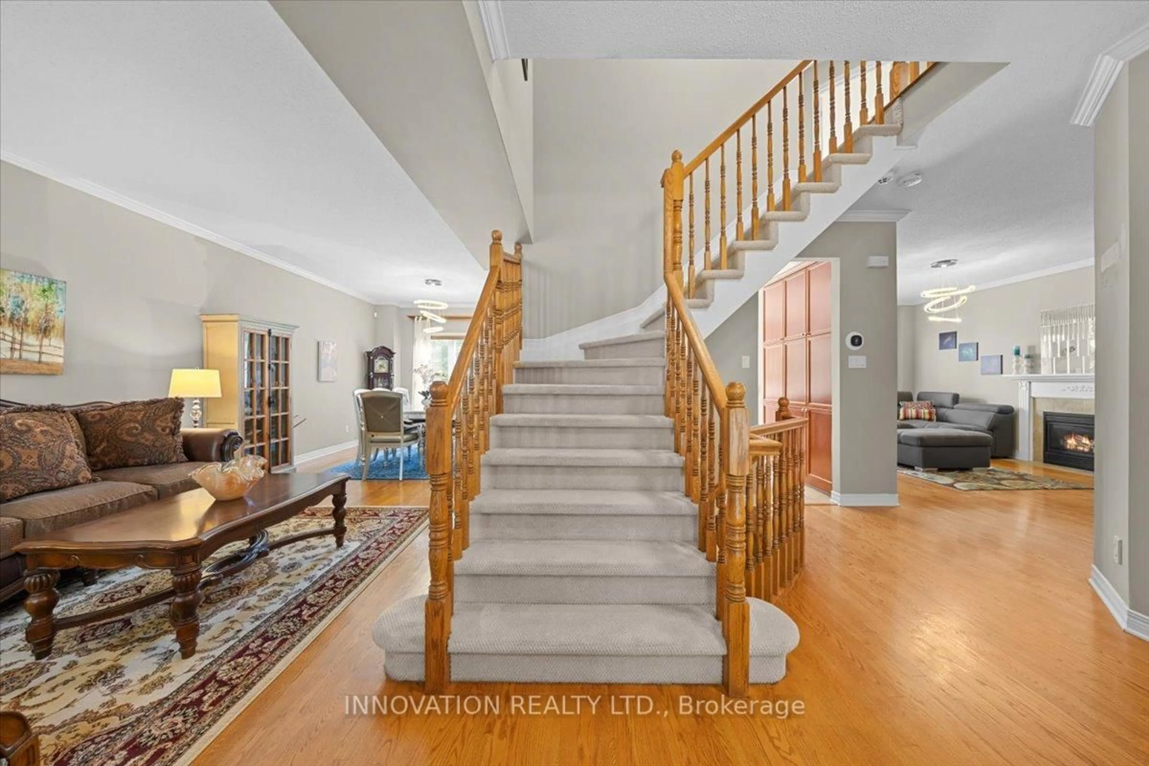 Indoor foyer for 2 Gros Morne Crt, Ottawa Ontario K2M 2W7