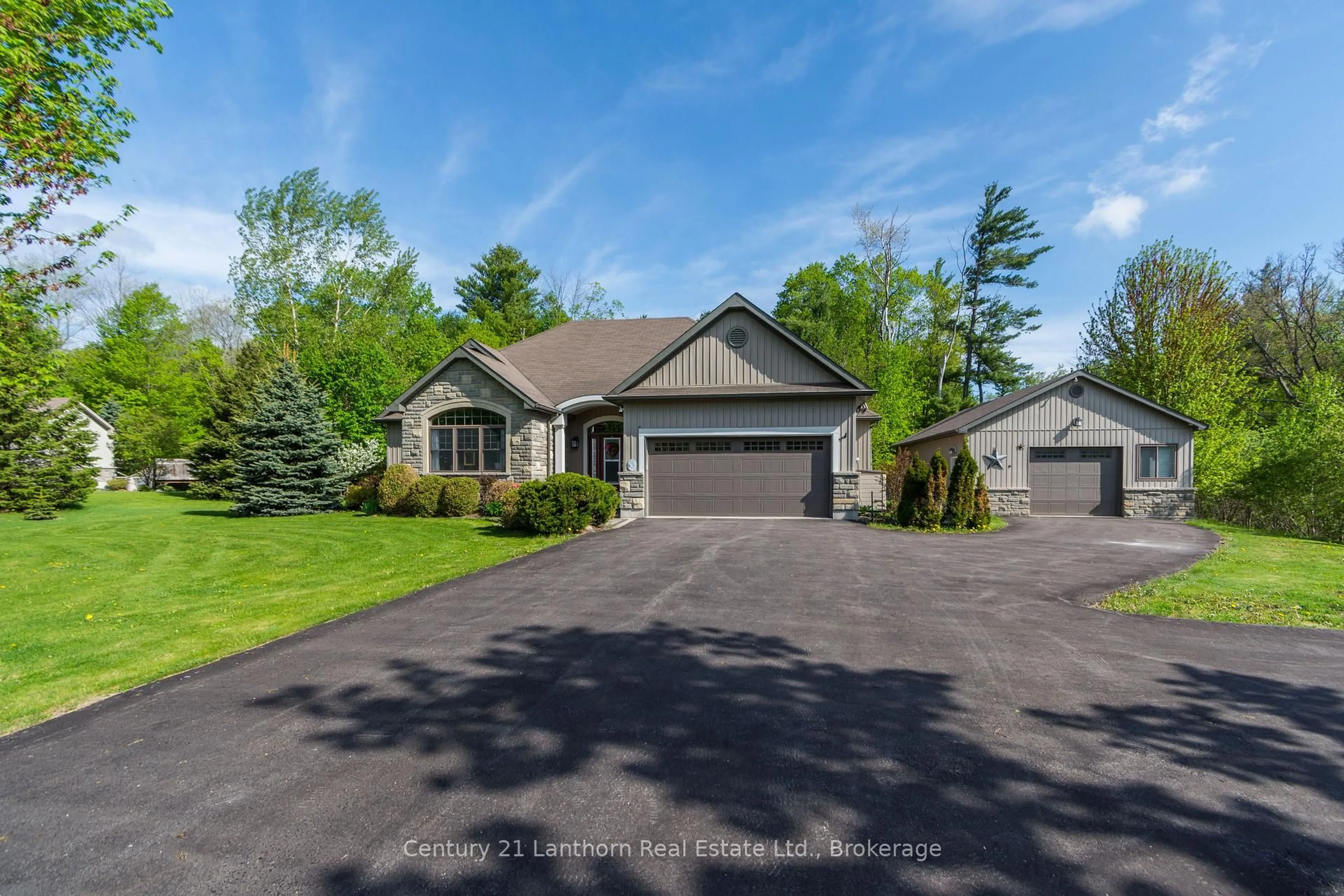 A pic from outside/outdoor area/front of a property/back of a property/a pic from drone, street for 8 Grandview Crt, Stirling Ontario K0K 3E0