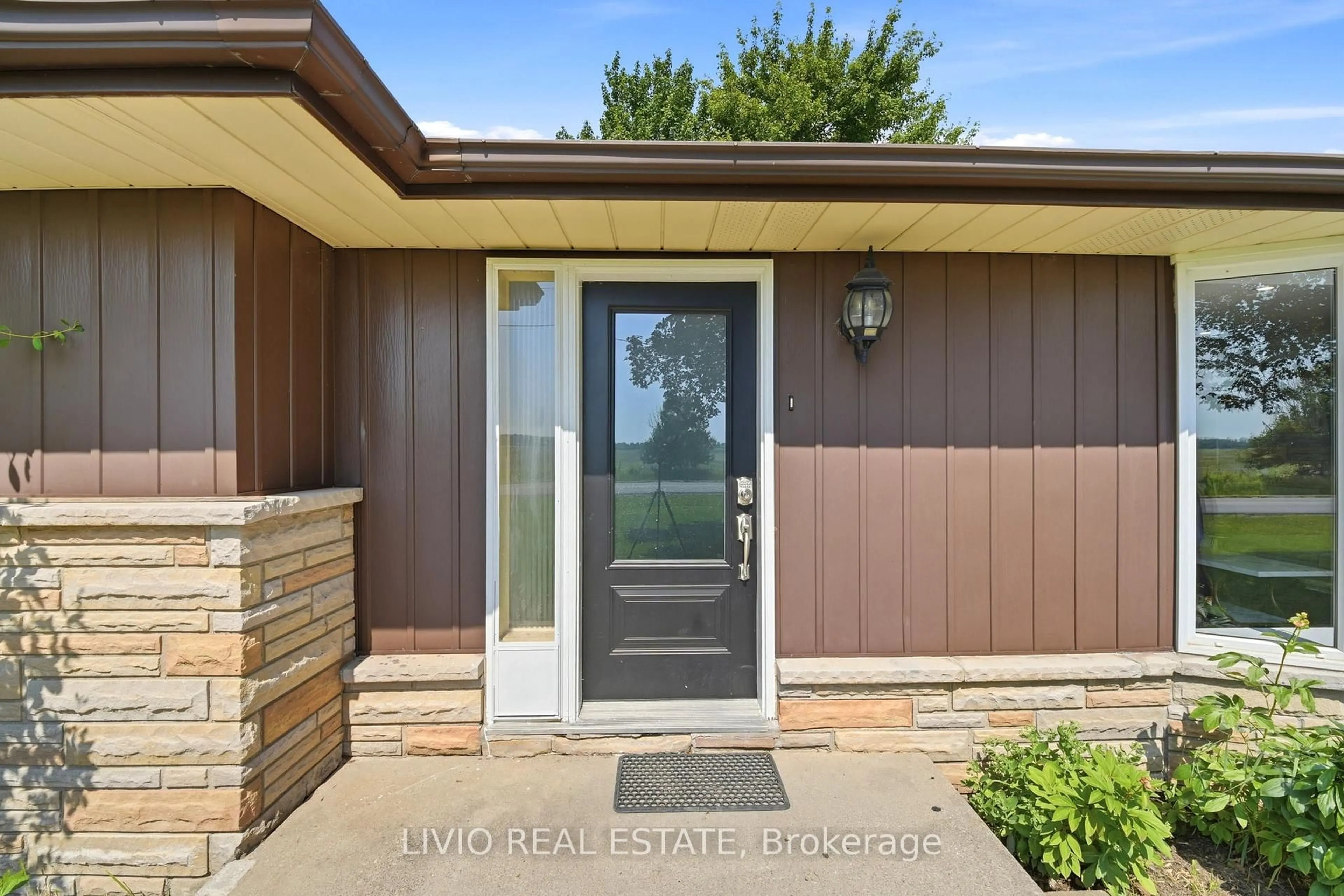 Indoor entryway for 120 Woodburn Rd, Hamilton Ontario L0R 1P0